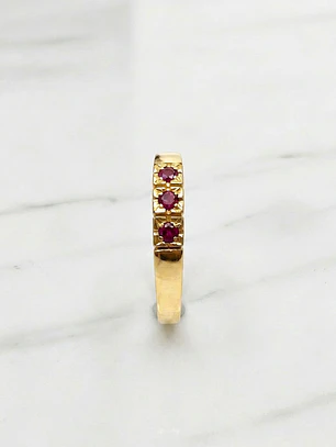Anillo medio cintillo tres Rubíes Oro 18k  