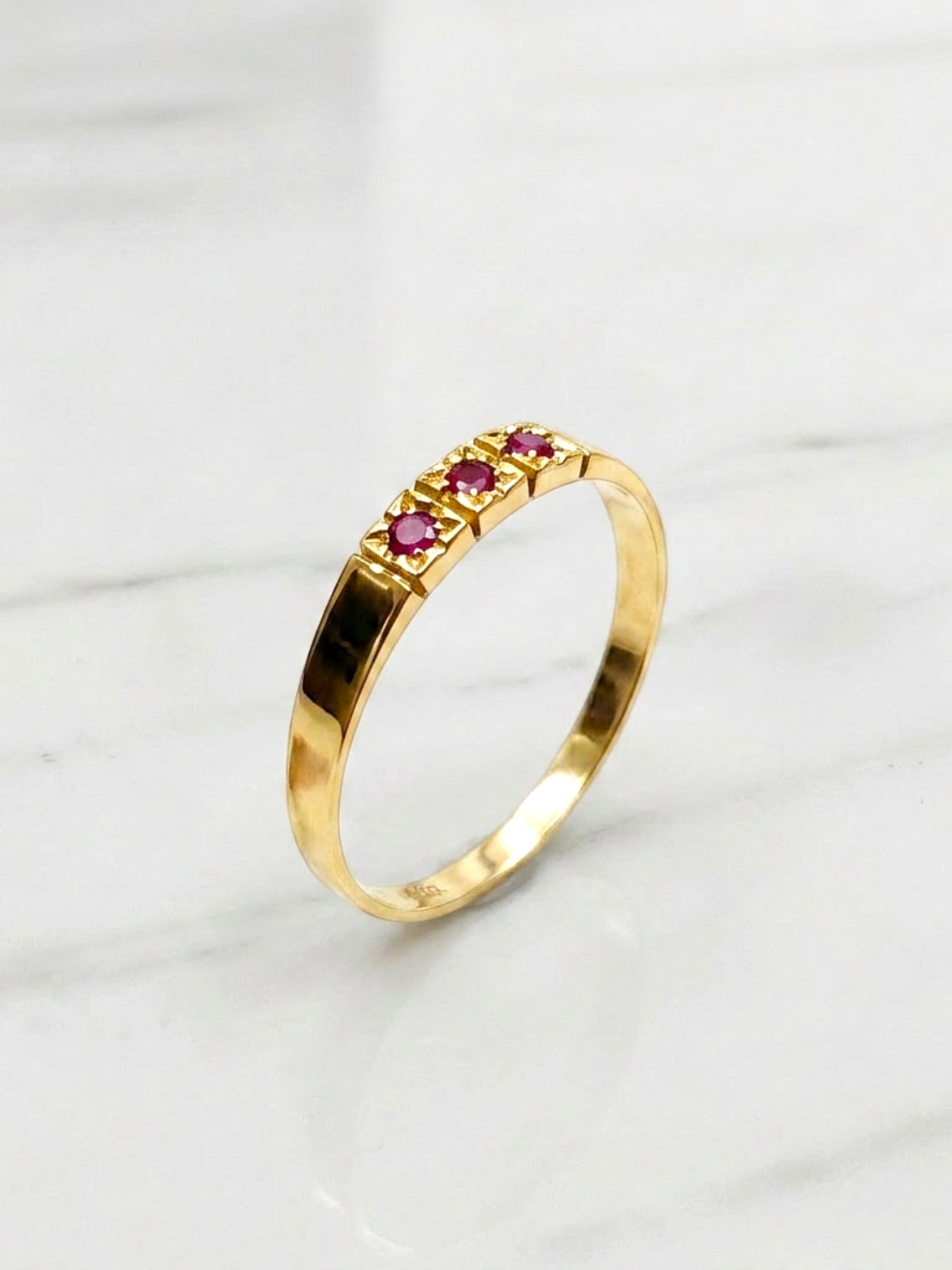 Anillo medio cintillo tres Rubíes Oro 18k   5