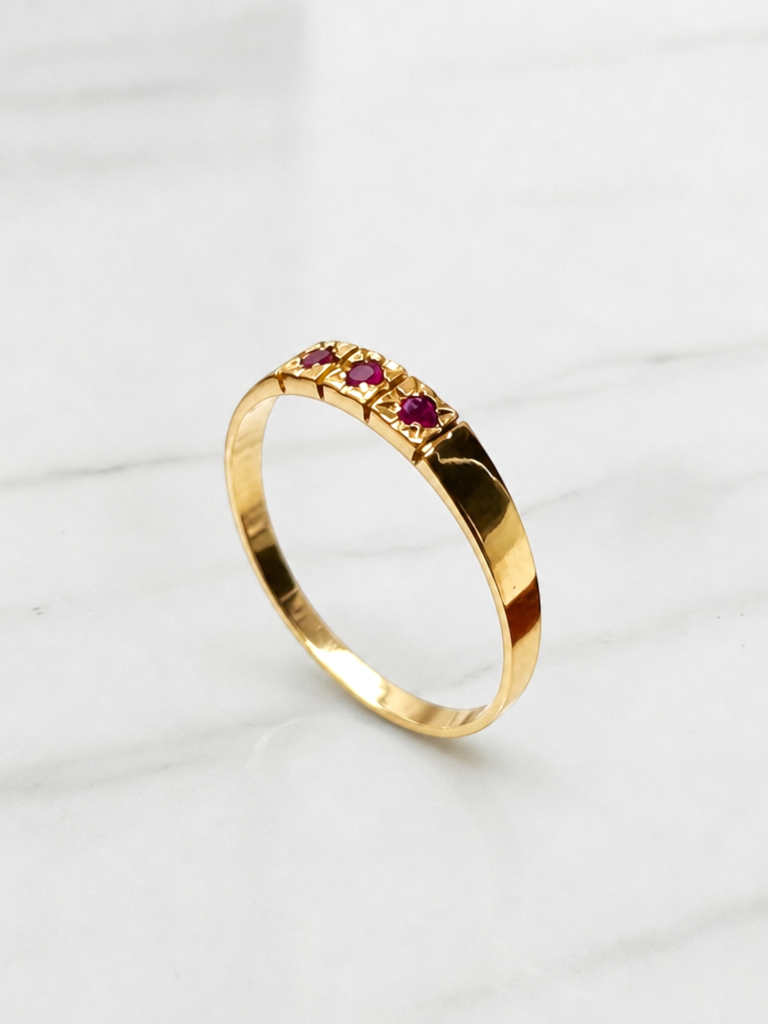 Anillo medio cintillo tres Rubíes Oro 18k   1