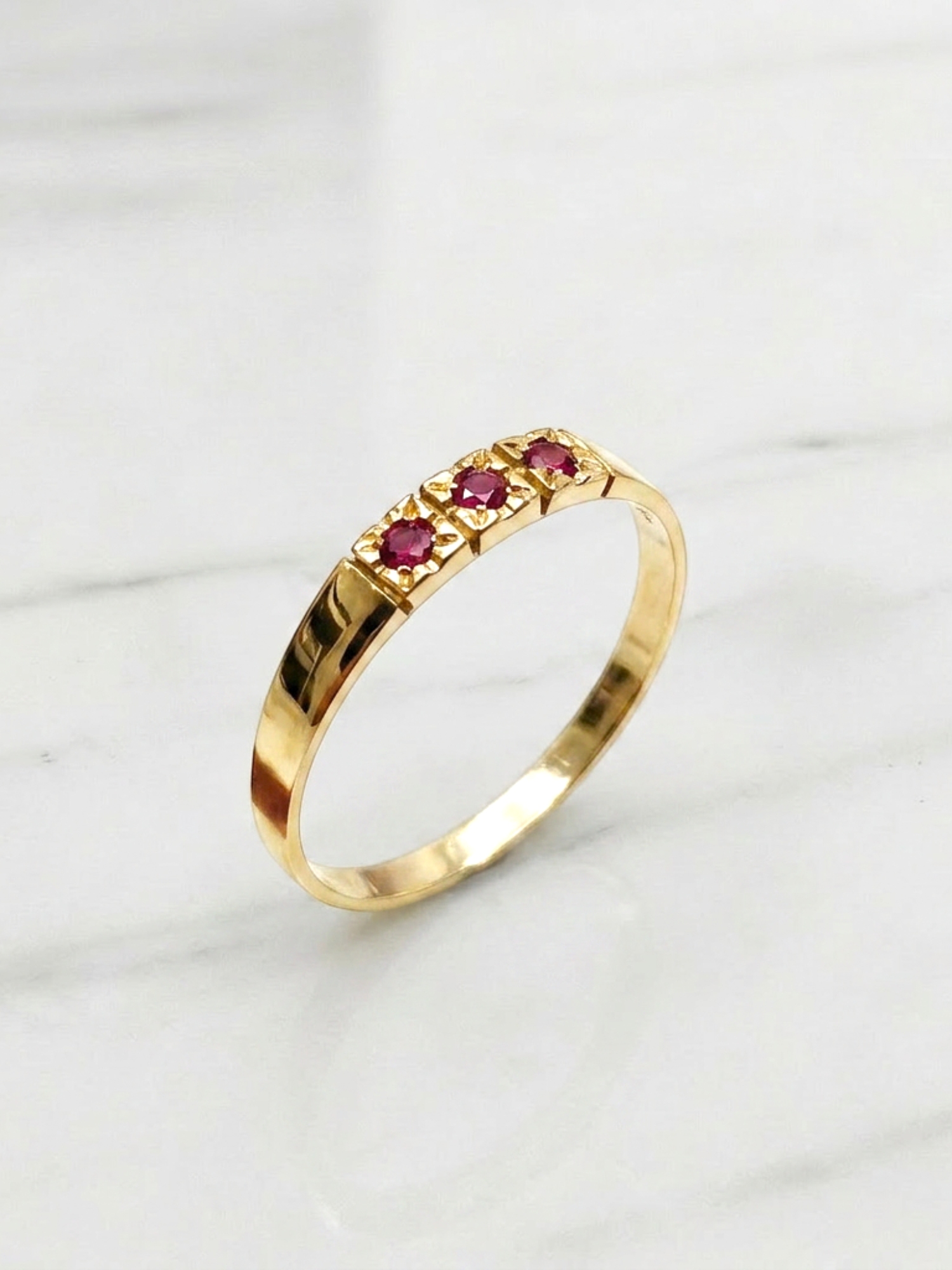 Anillo medio cintillo tres Rubíes Oro 18k   4