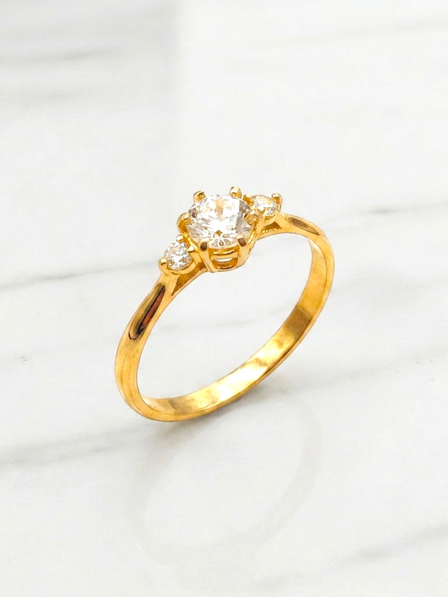 Anillo reina tres circones Oro 18k 3