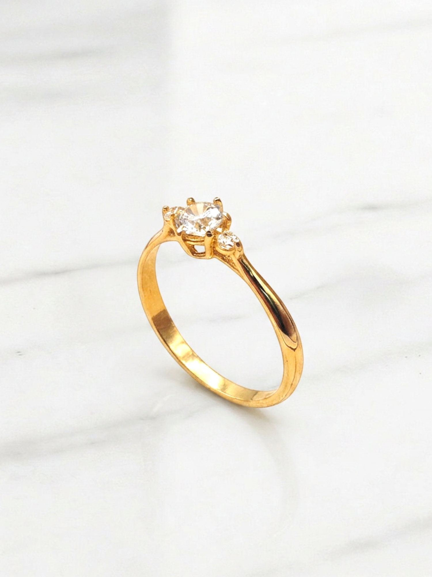 Anillo reina tres circones Oro 18k 4