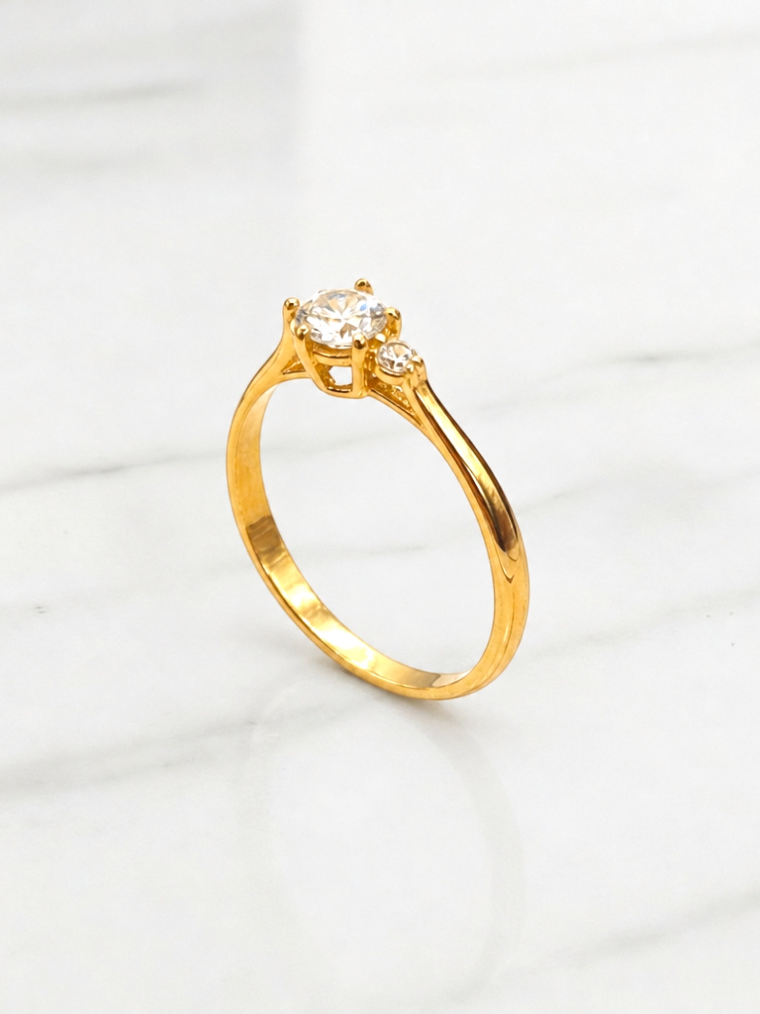Anillo reina tres circones Oro 18k 5