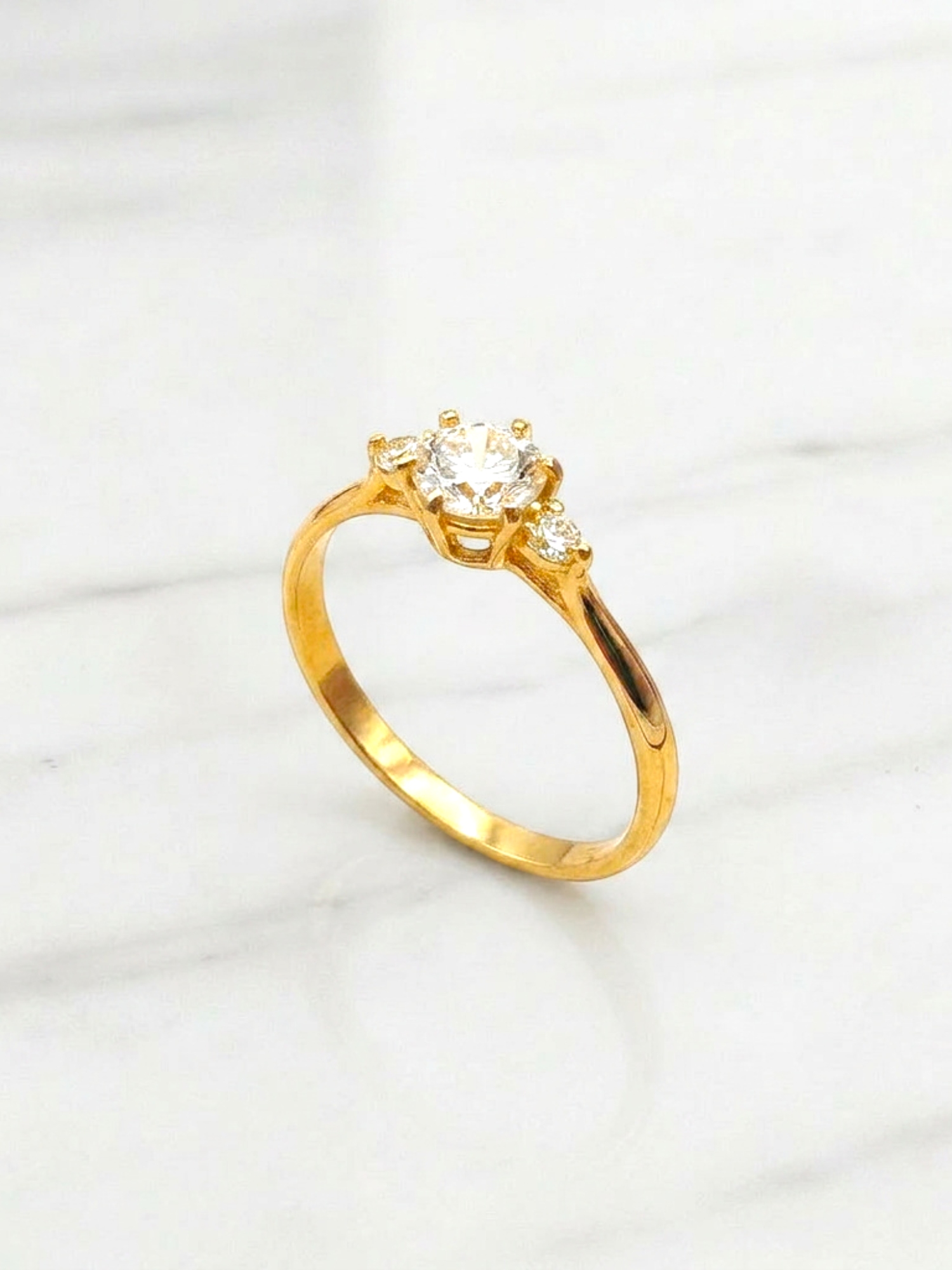 Anillo reina tres circones Oro 18k 2