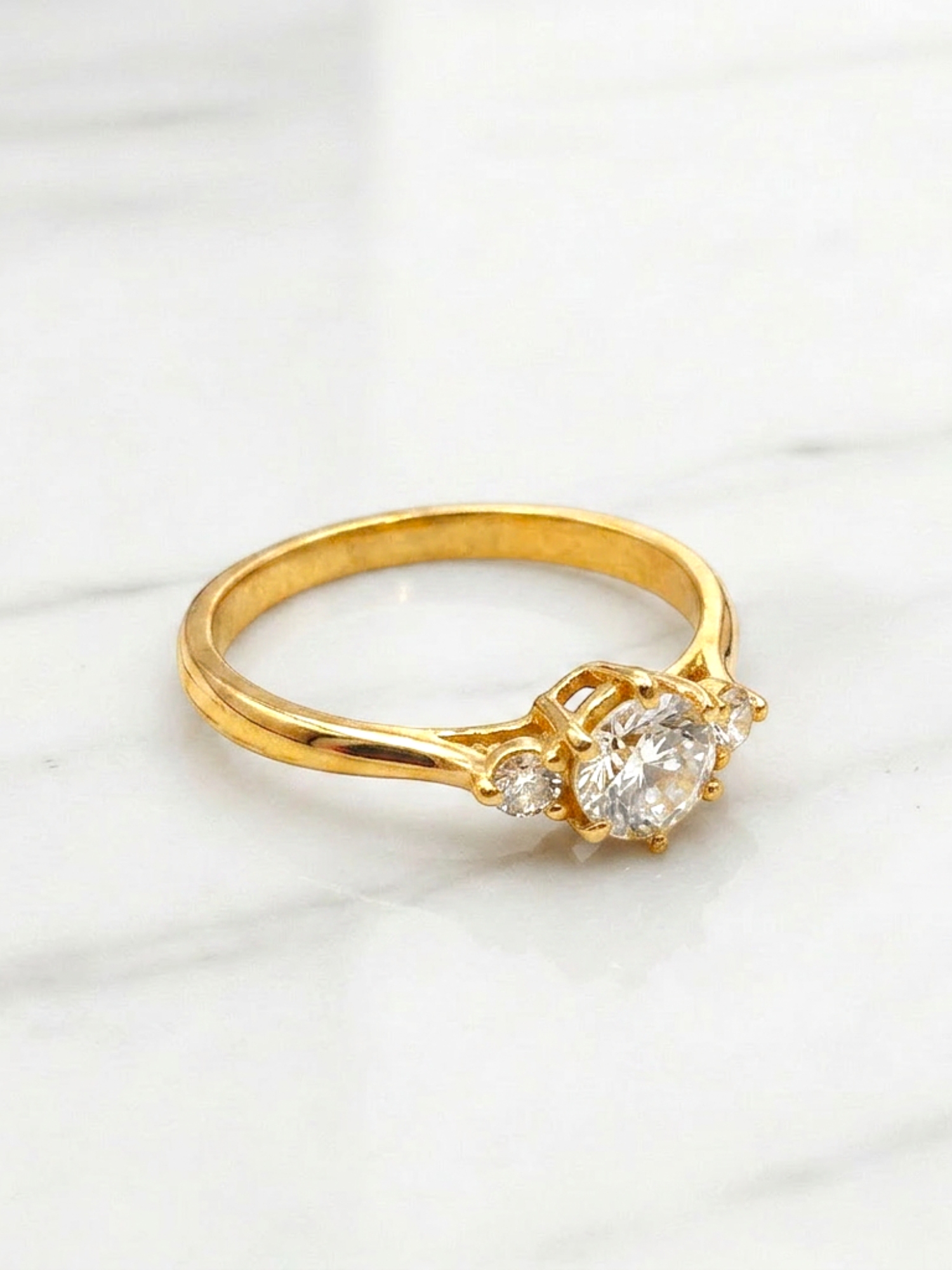 Anillo reina tres circones Oro 18k 6