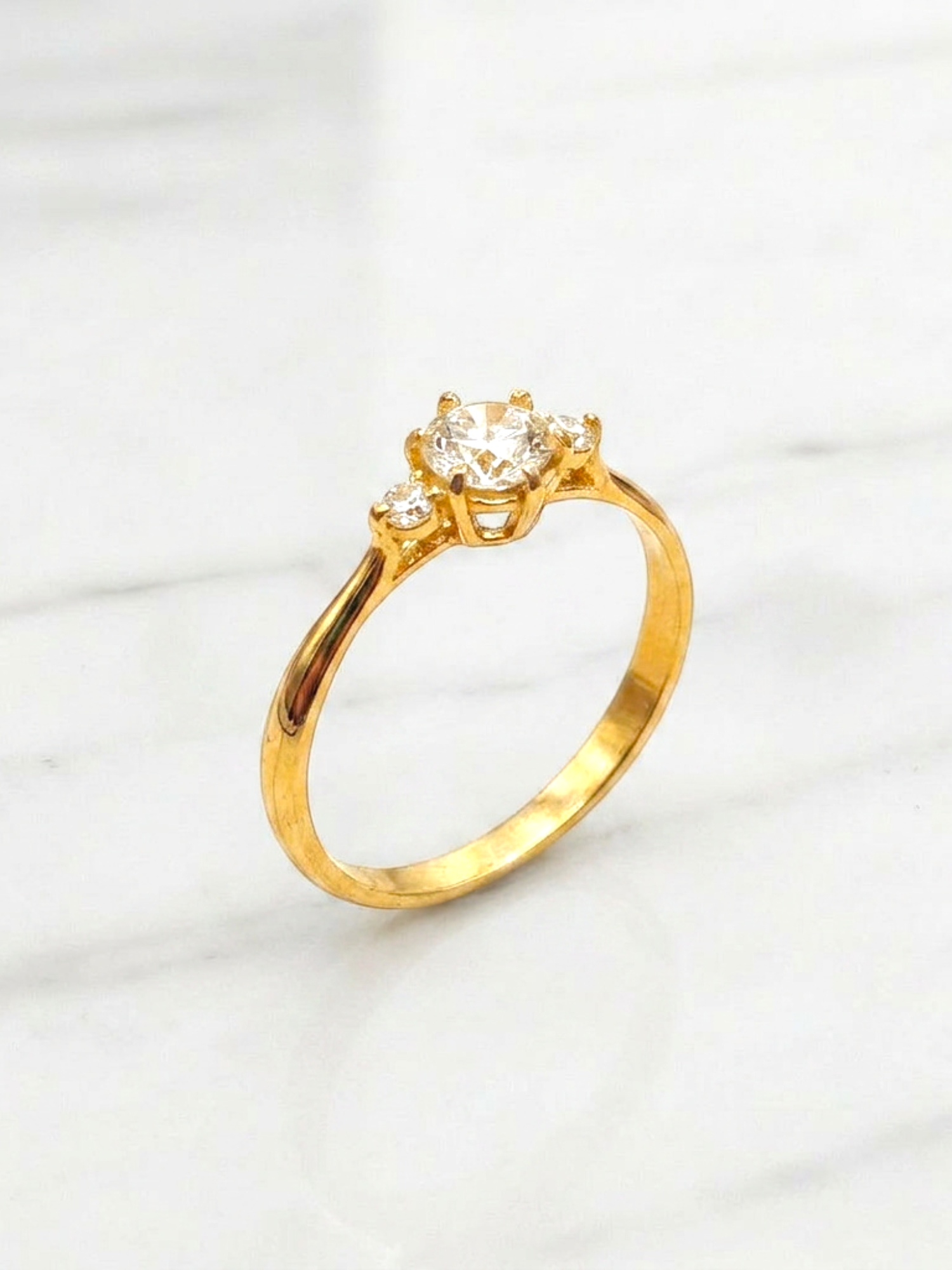Anillo reina tres circones Oro 18k 1