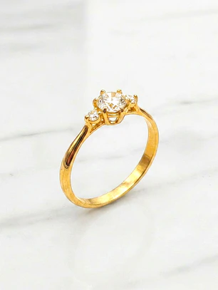 Anillo reina tres circones Oro 18k