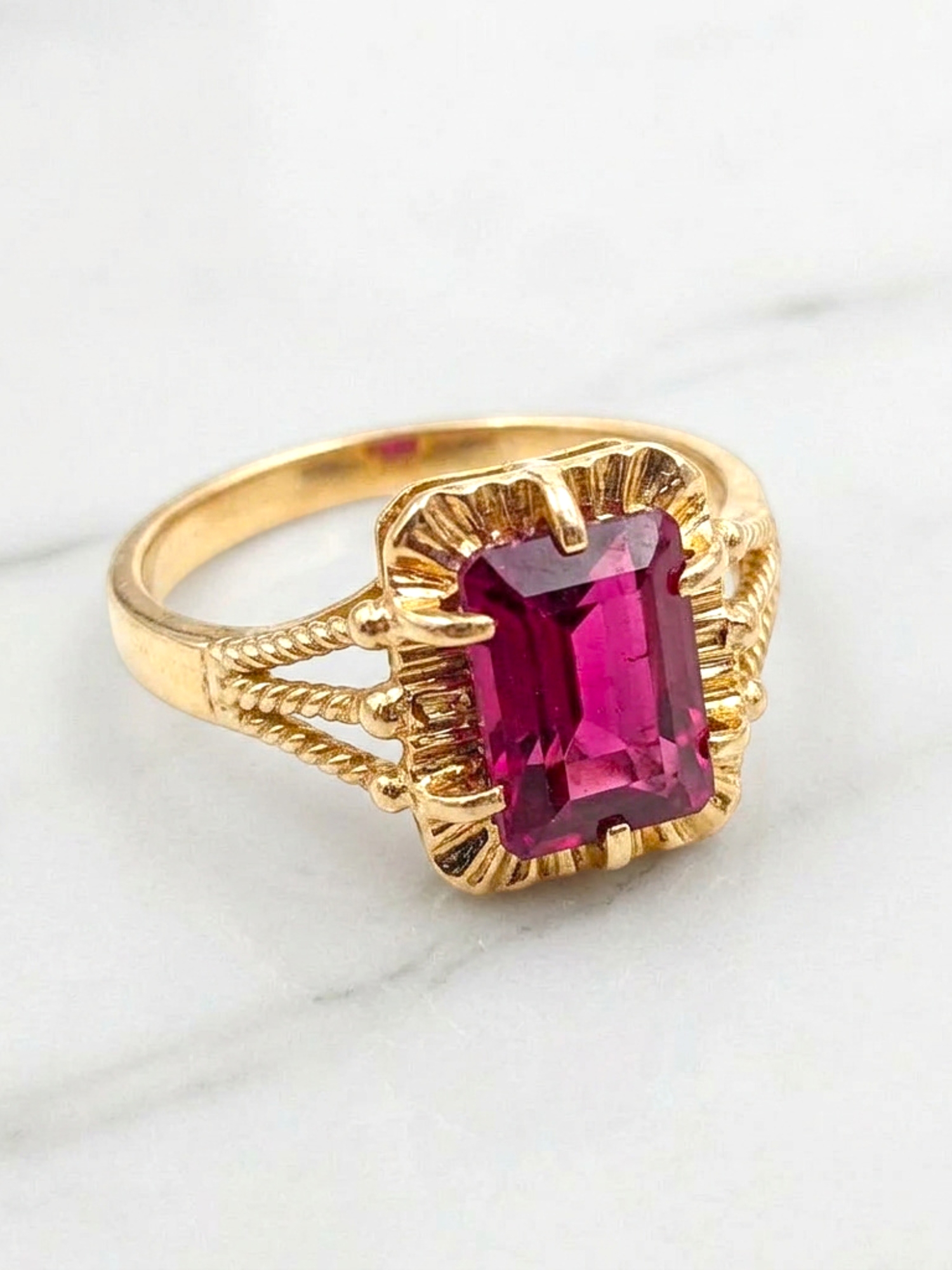 Anillo chatón rubí cuadro Oro 18k 1
