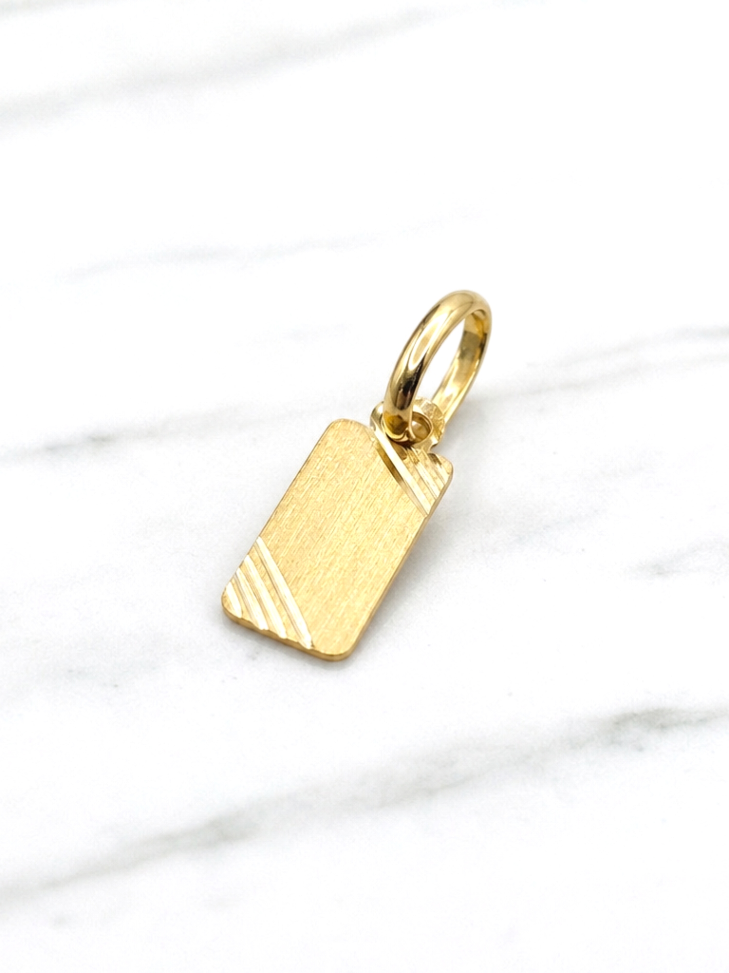 Colgante placa 1.7 cm Oro 18k  2