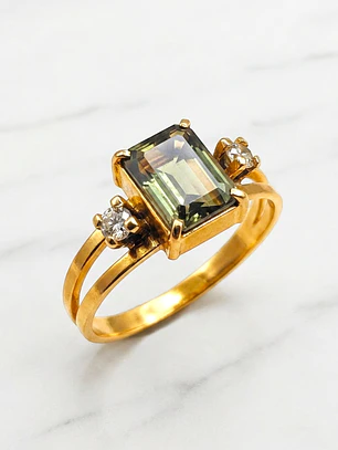 Anillo reina esmeralda circónes Oro 18k