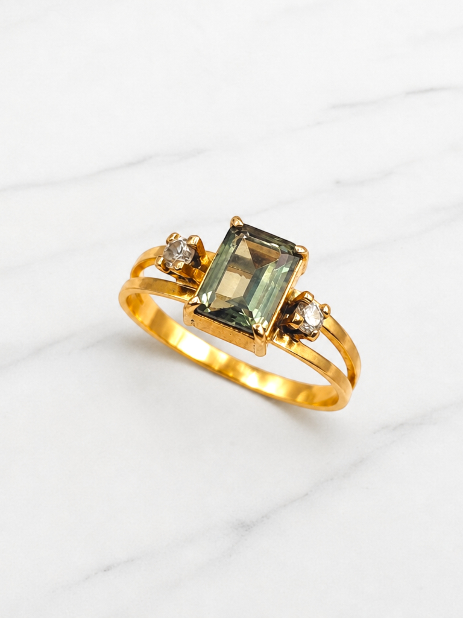 Anillo reina esmeralda circónes Oro 18k 4