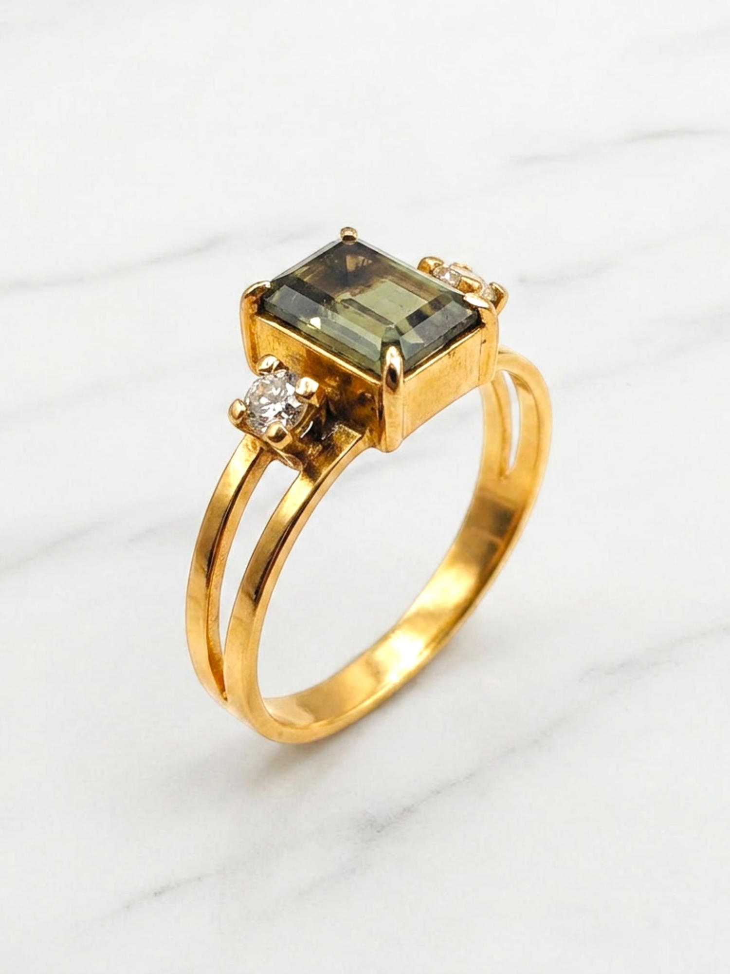 Anillo reina esmeralda circónes Oro 18k 5