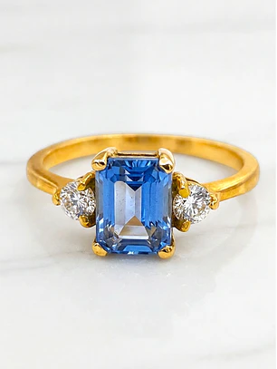 Anillo reina agua marina circónes Oro 18k