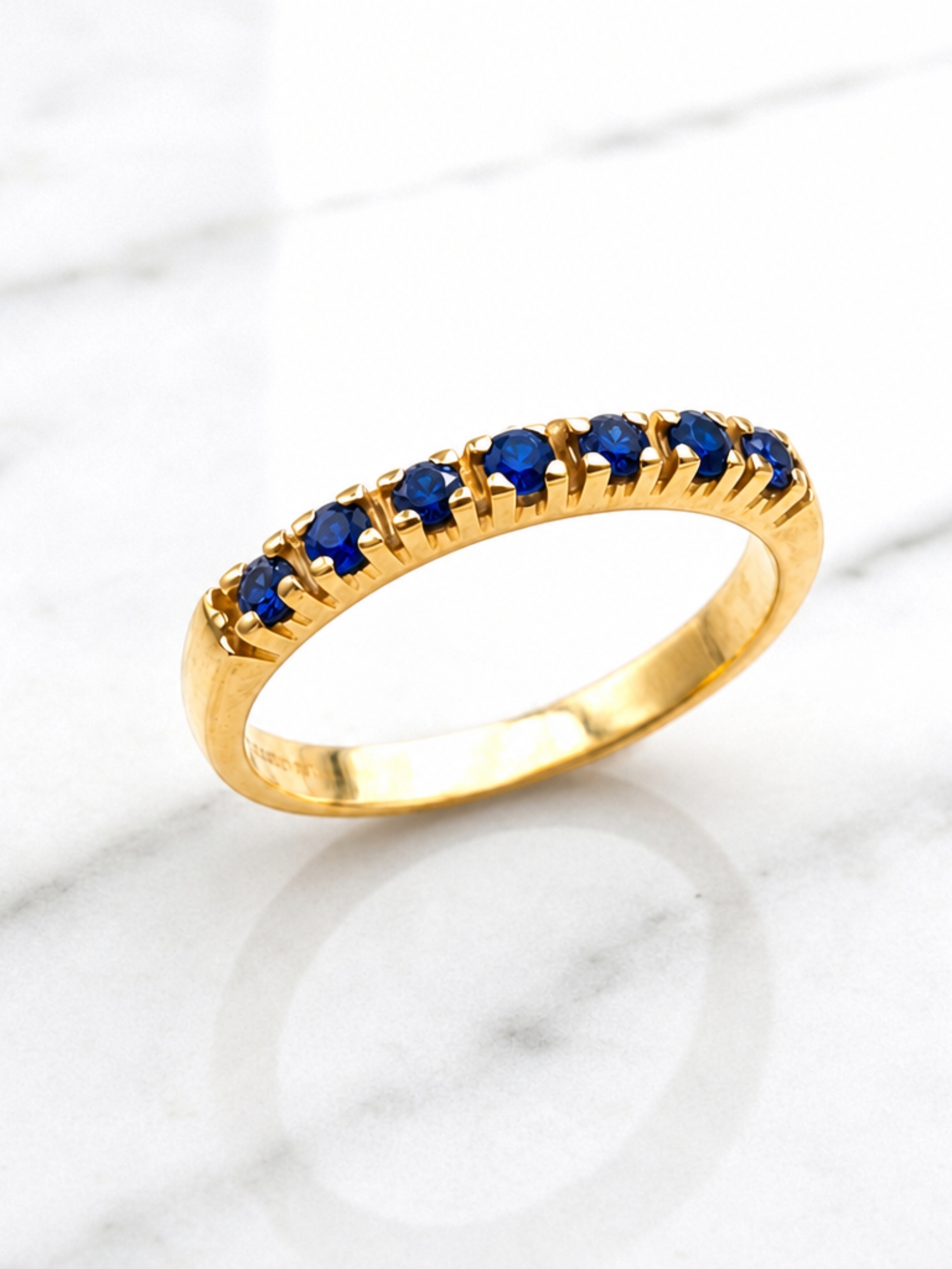 Anillo medio cintillo zafiros Oro 18k 2