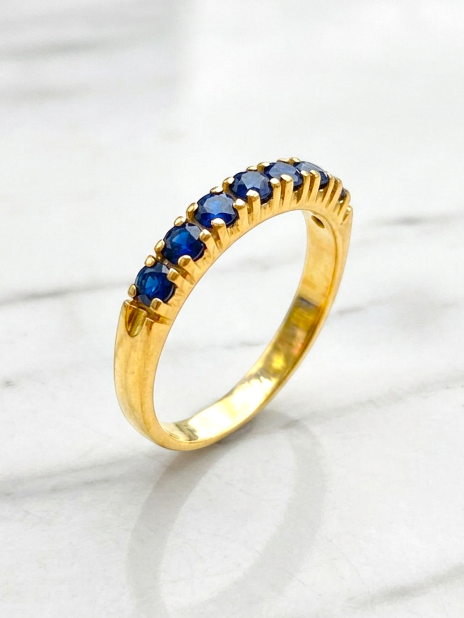 Anillo medio cintillo zafiros Oro 18k 4