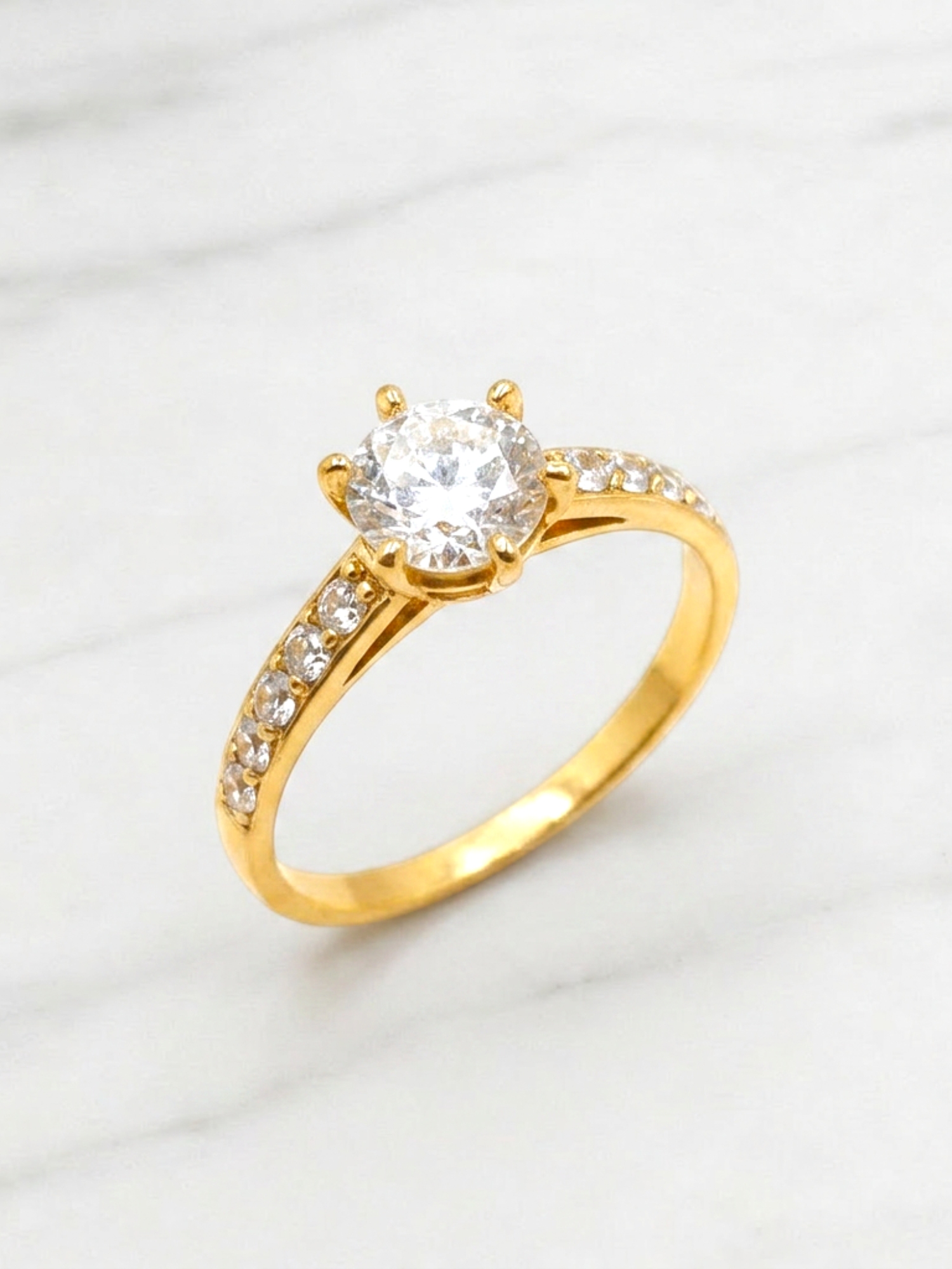 Anillo solitario medio cintillo circónes mediano Oro 18k 1