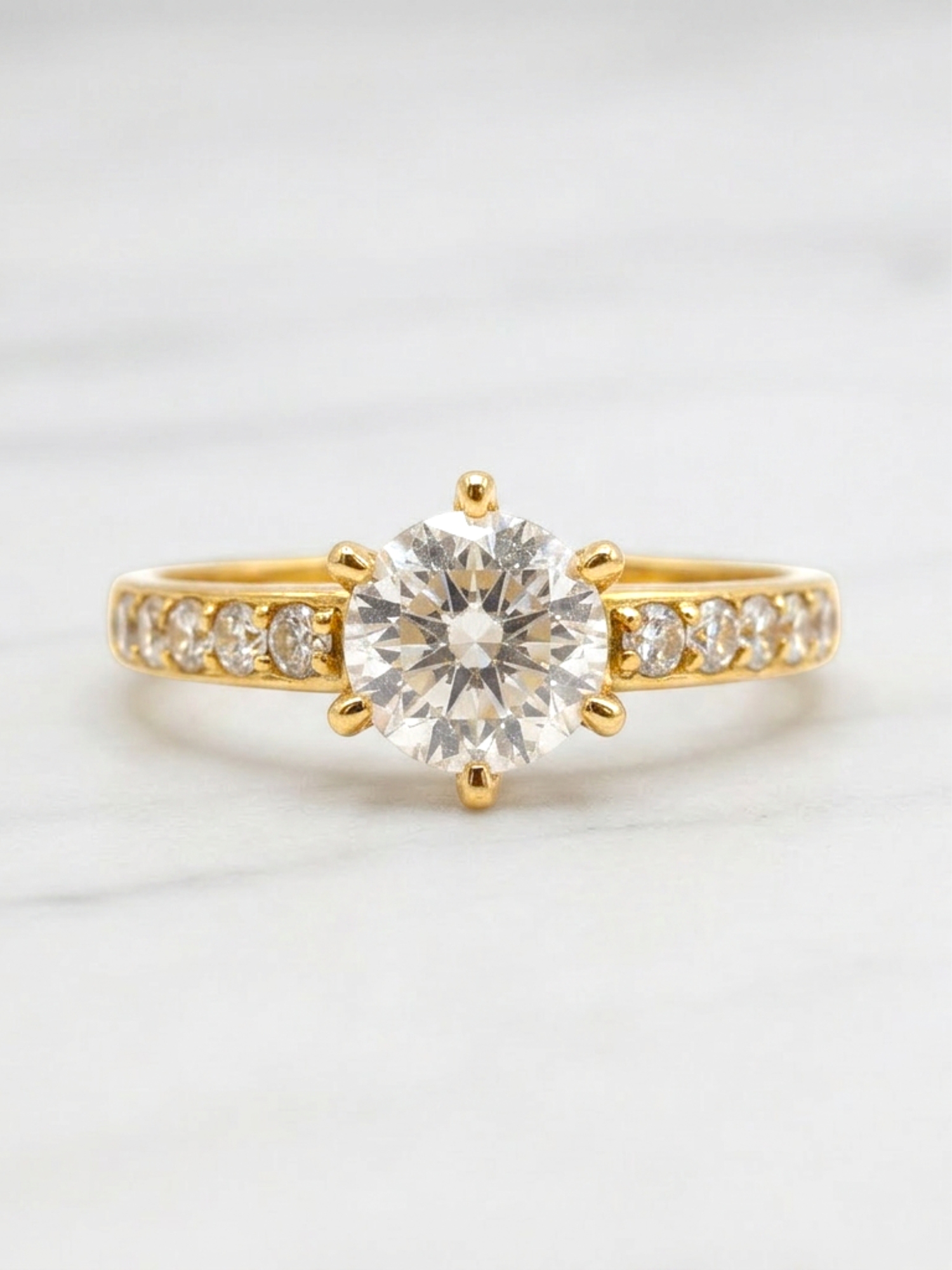 Anillo solitario medio cintillo circónes mediano Oro 18k 2