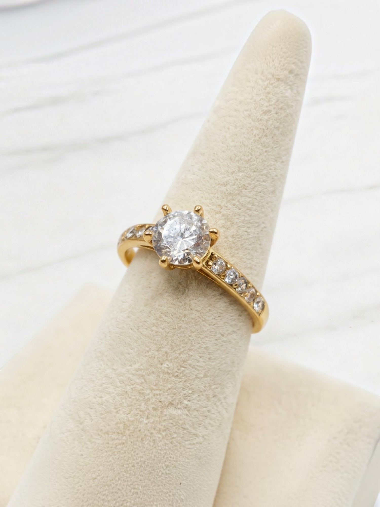 Anillo solitario medio cintillo circónes mediano Oro 18k 6