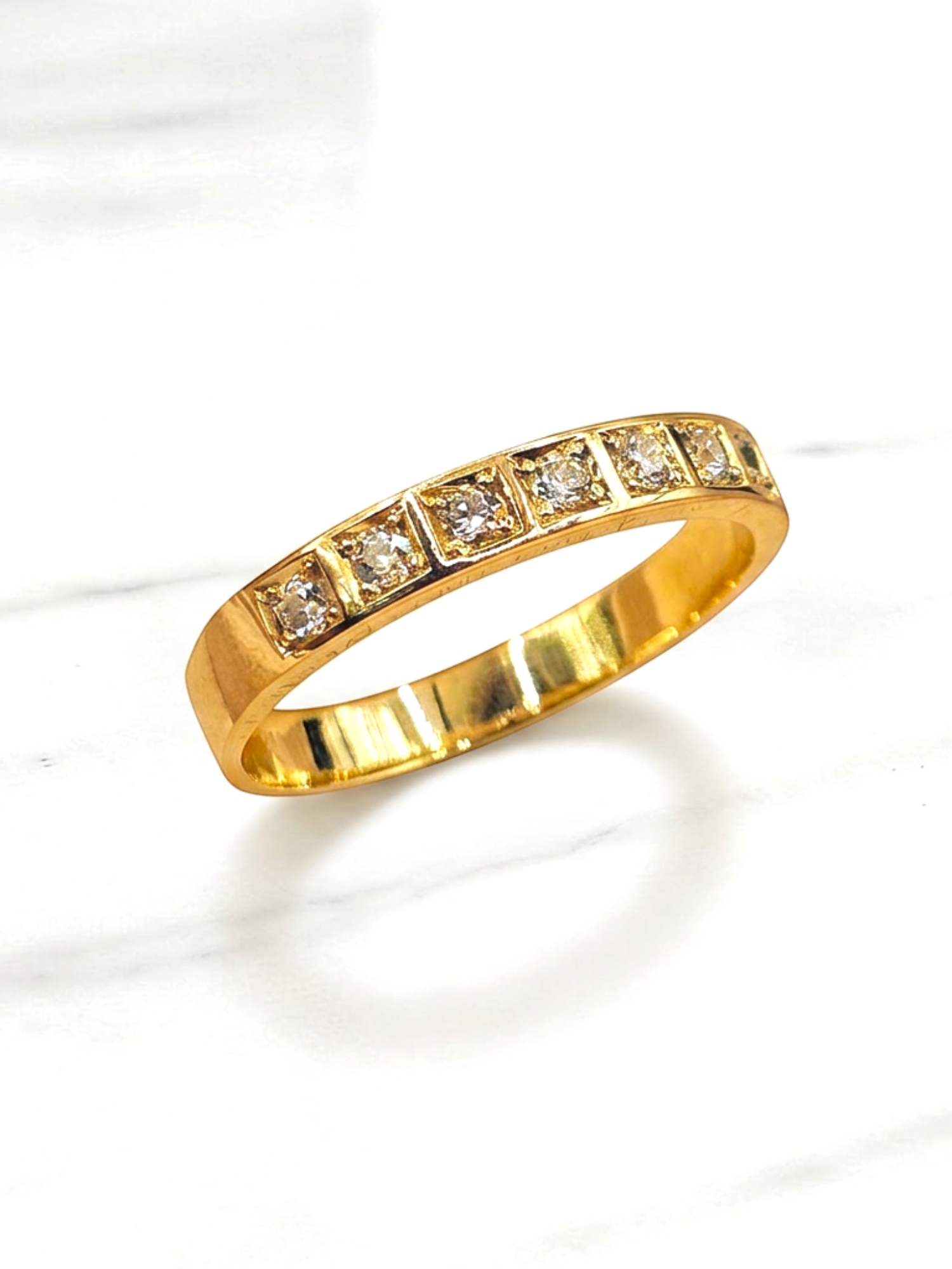 Anillo medio cintillo engastado circones Oro 18k 5