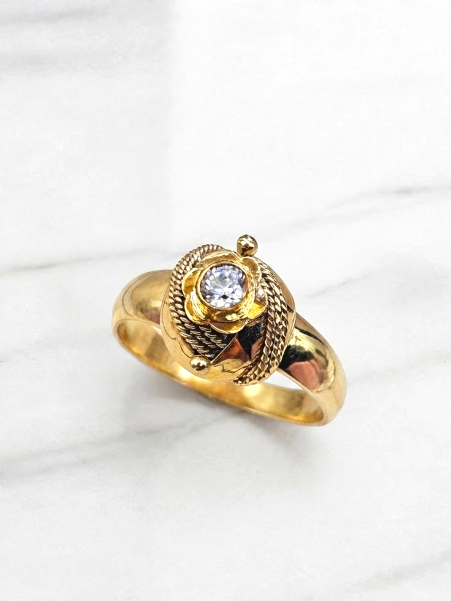 Anillo chevalier circón Oro 18k 2