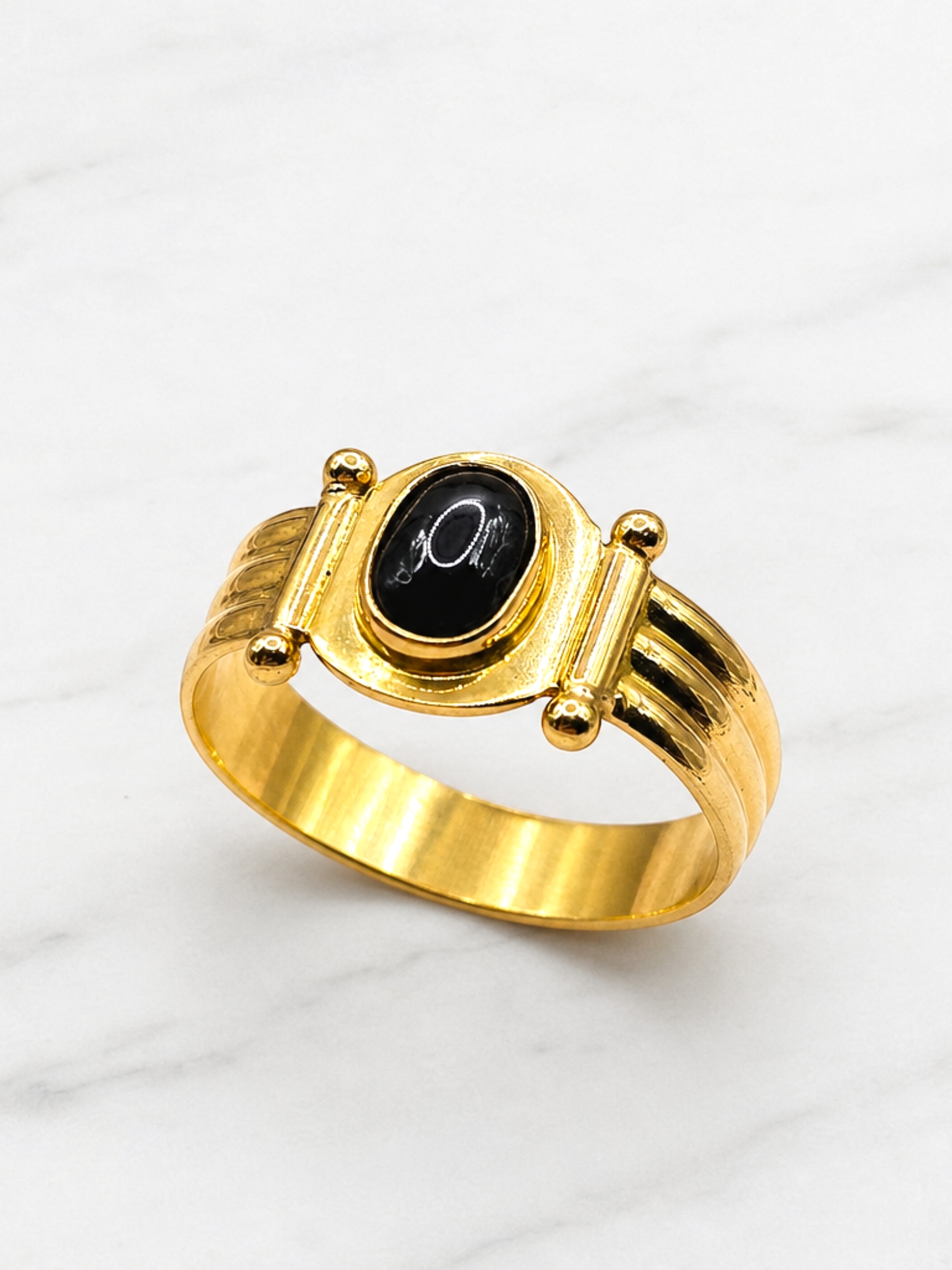 Anillo escudo onix Oro 18k 4