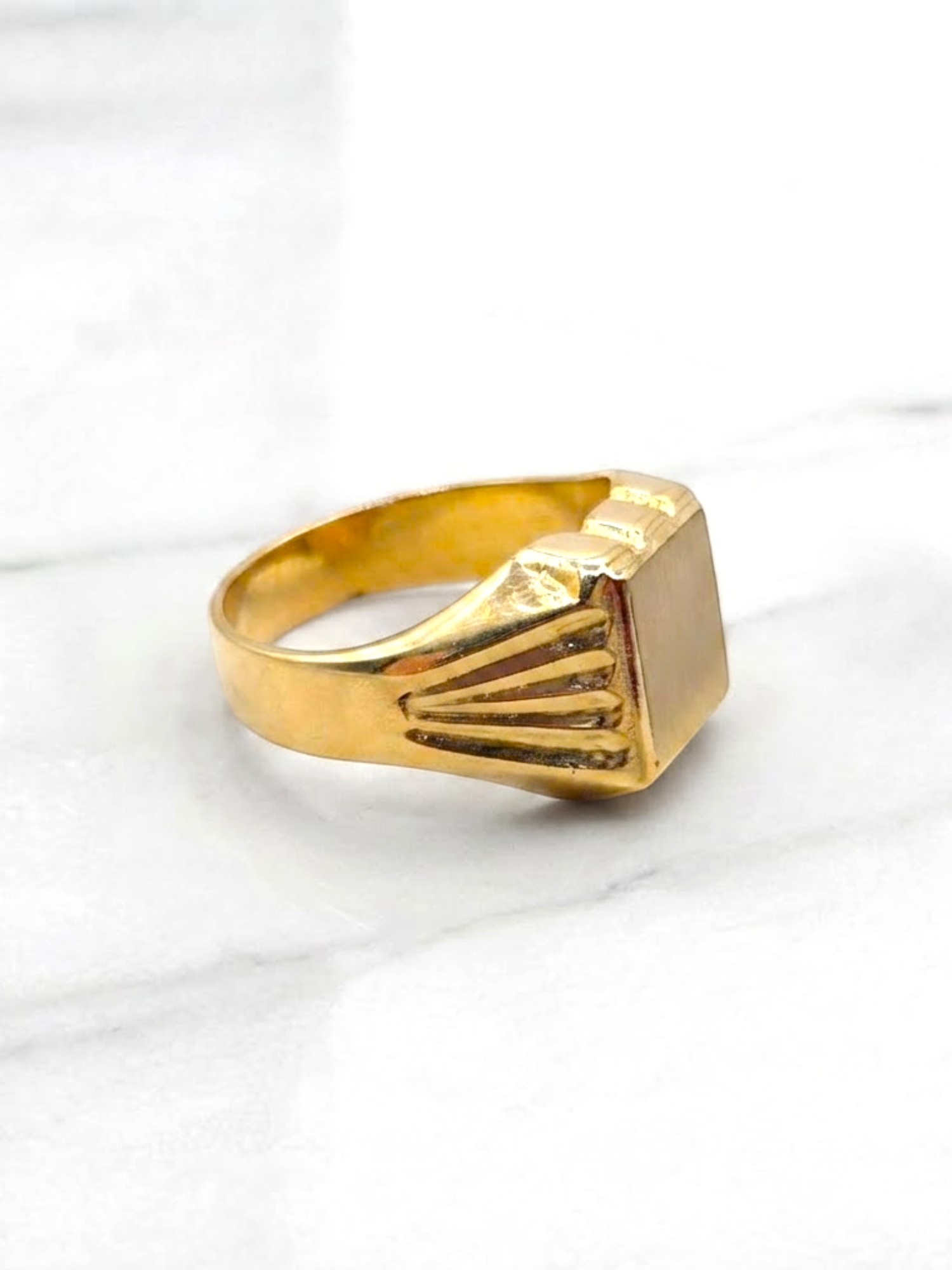 Anillo sello cuadrado mediano Oro 18k 2