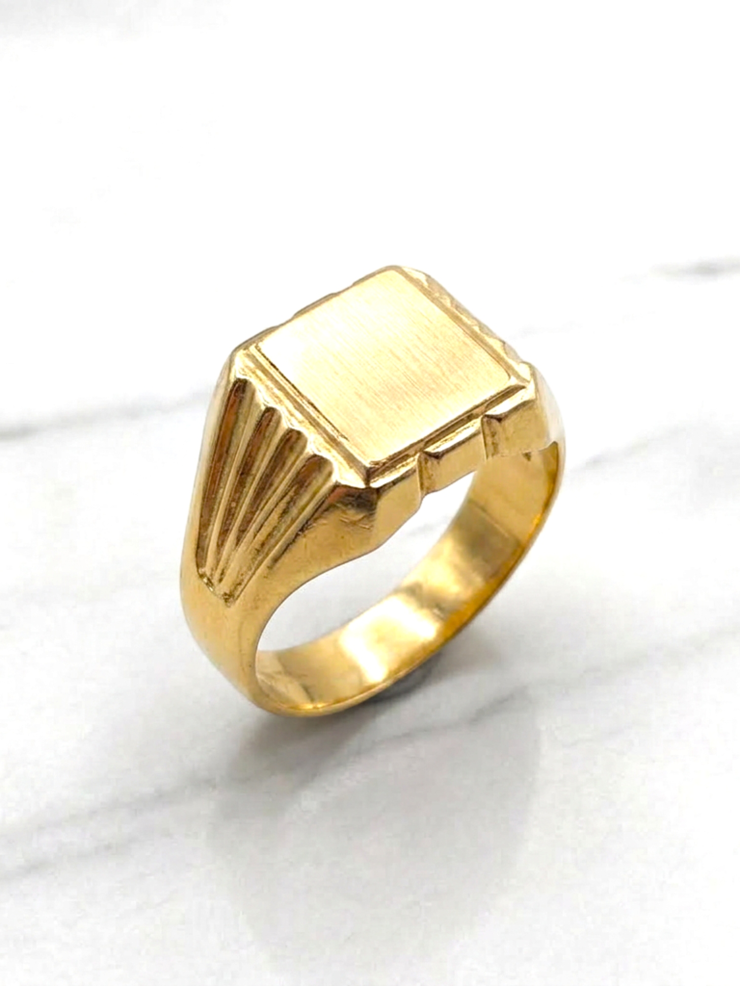 Anillo sello cuadrado mediano Oro 18k 5