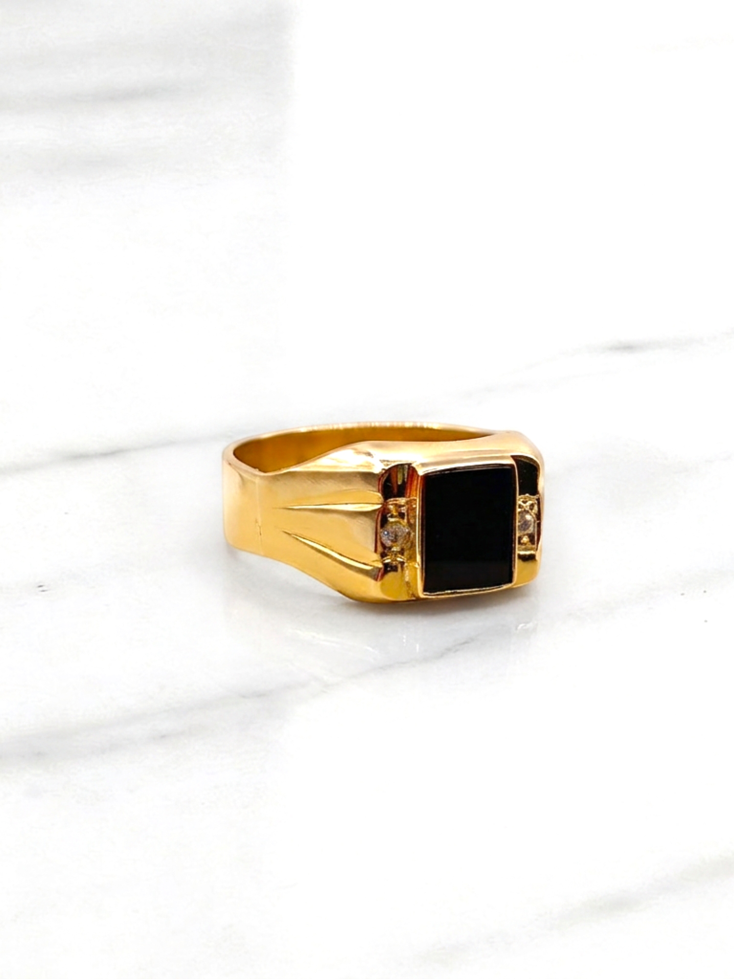 Anillo sello cuadrado onix con circónes grande Oro 18k 1