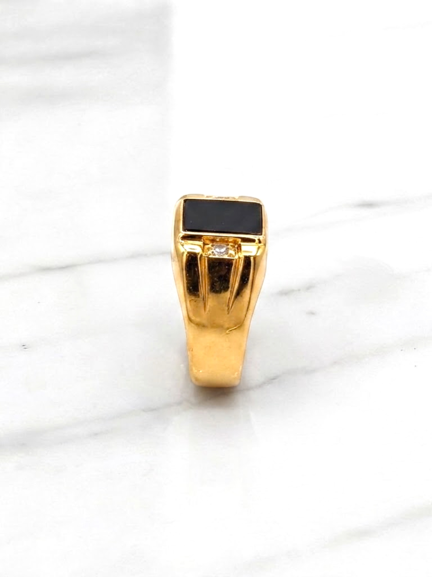 Anillo sello cuadrado onix con circónes grande Oro 18k 2
