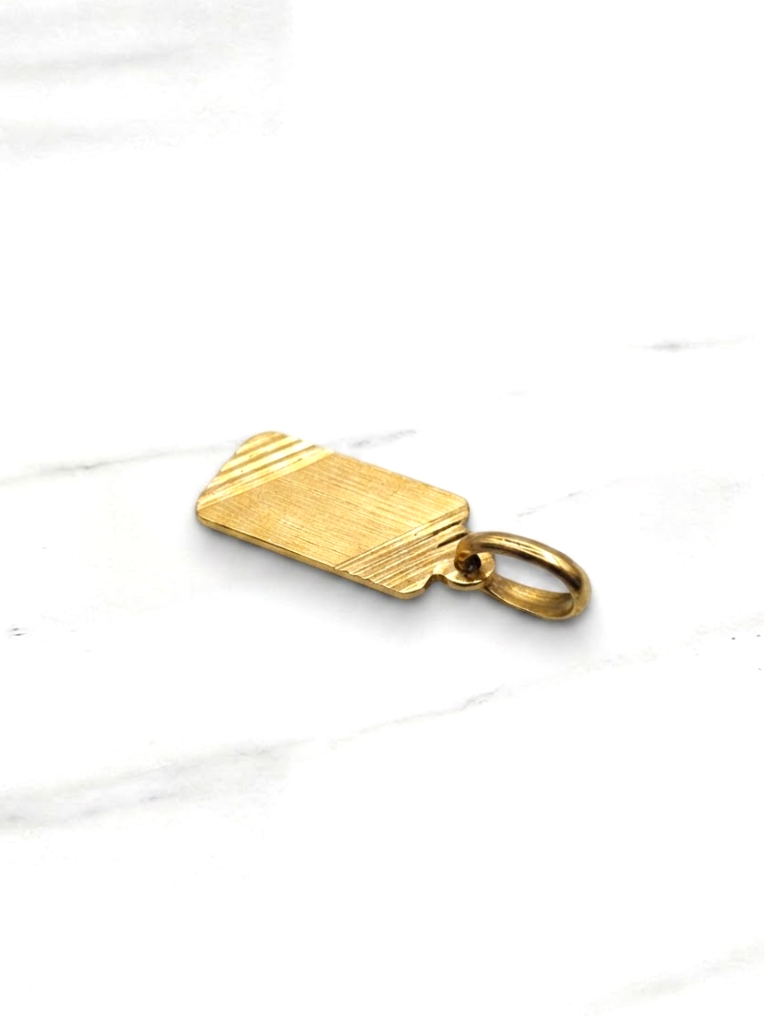 Colgante placa tallada 2 cm Oro 18k 2