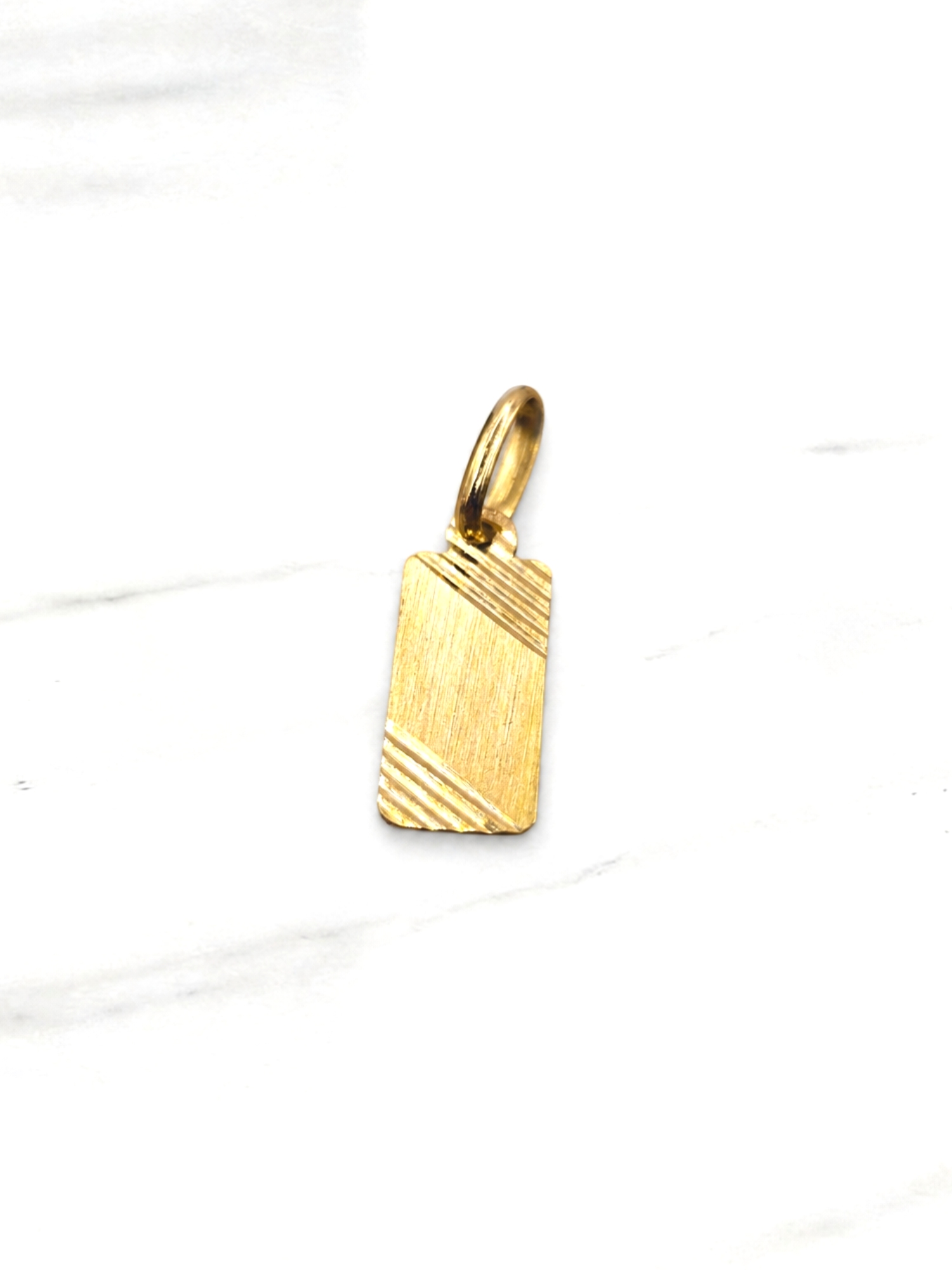 Colgante placa tallada 2 cm Oro 18k 1