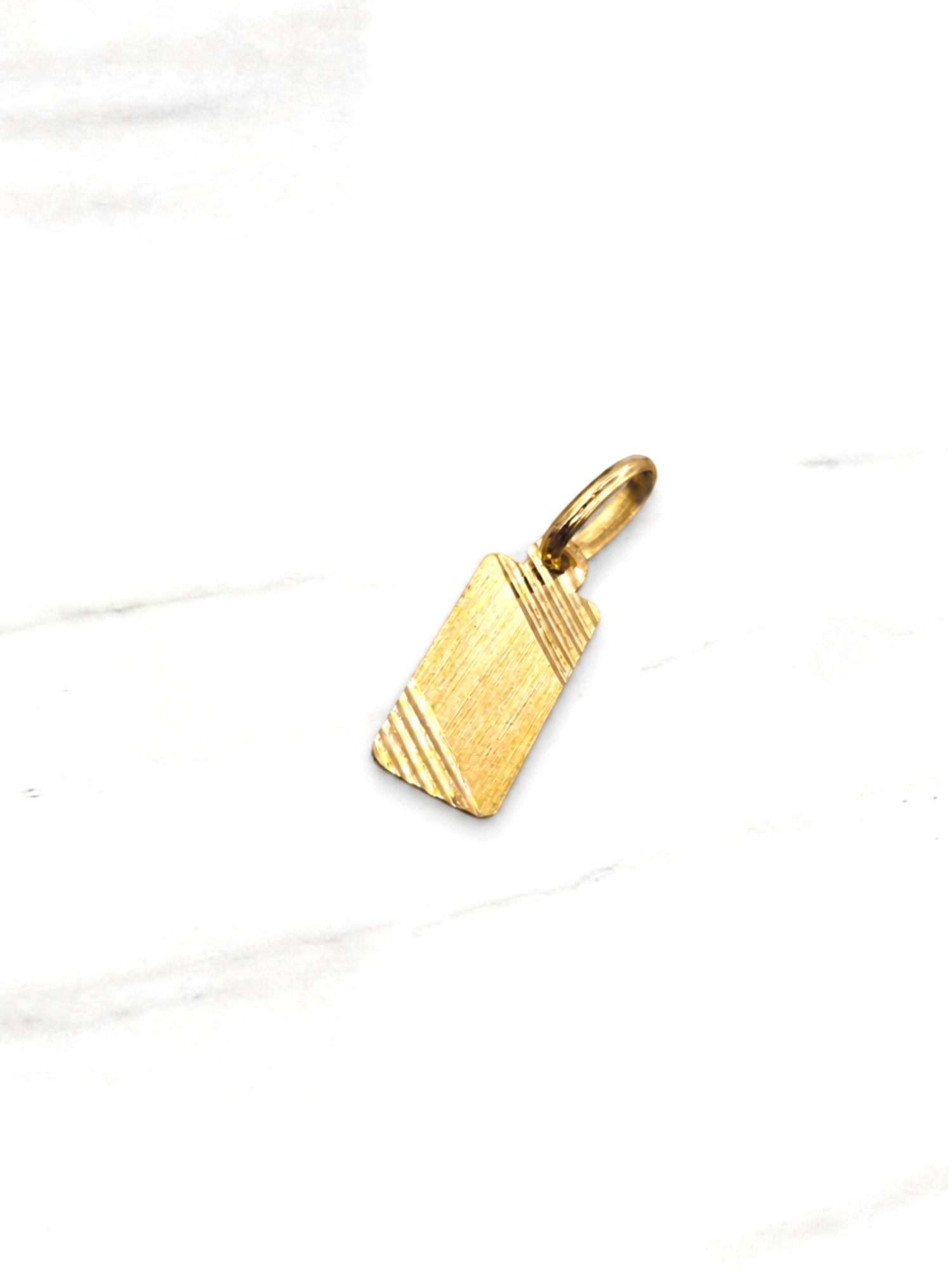 Colgante placa tallada 2 cm Oro 18k 4