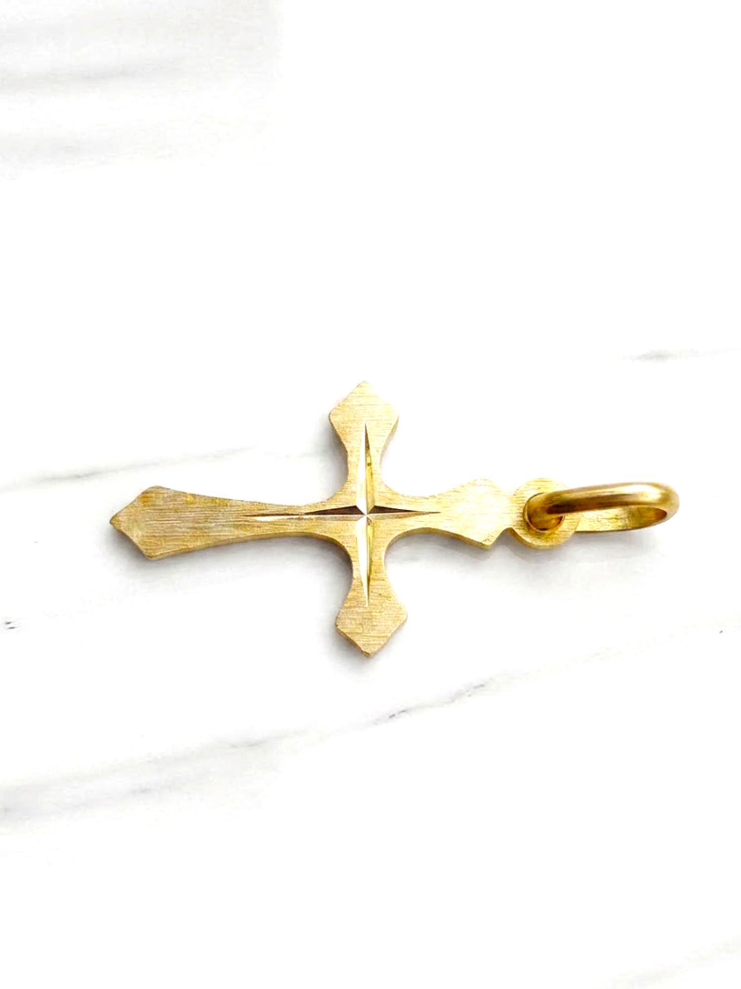 Colgante cruz tallada Oro 18k 2