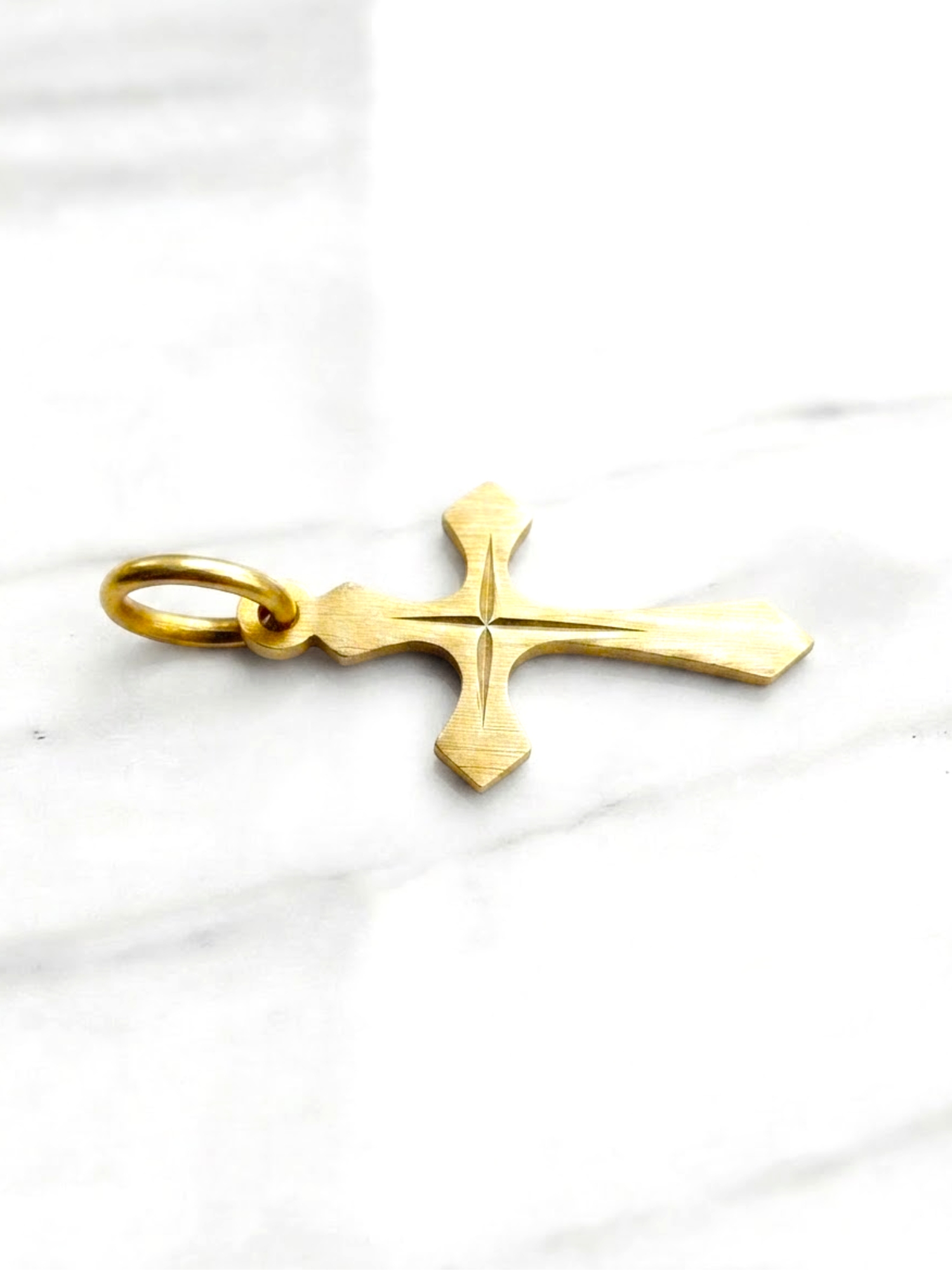 Colgante cruz tallada Oro 18k 4