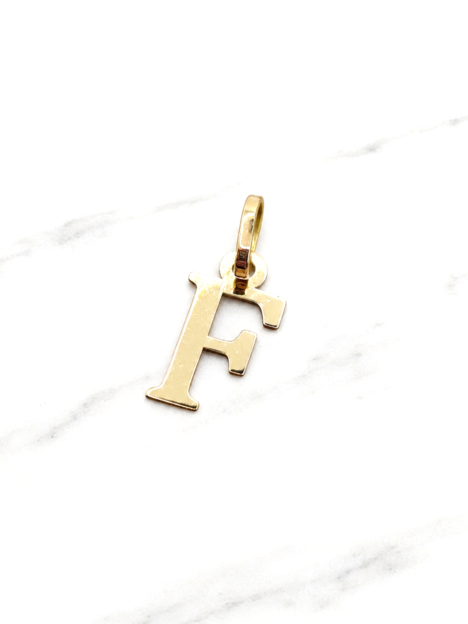 Colgante inicial 2 cm Oro 18k 8