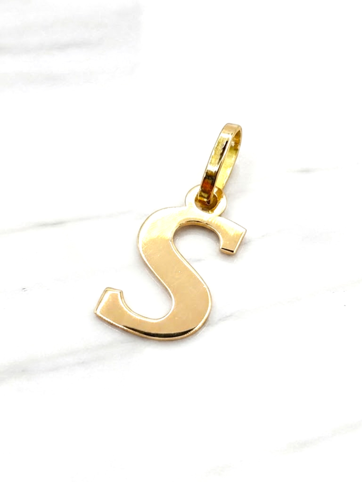 Colgante inicial 2 cm Oro 18k 11