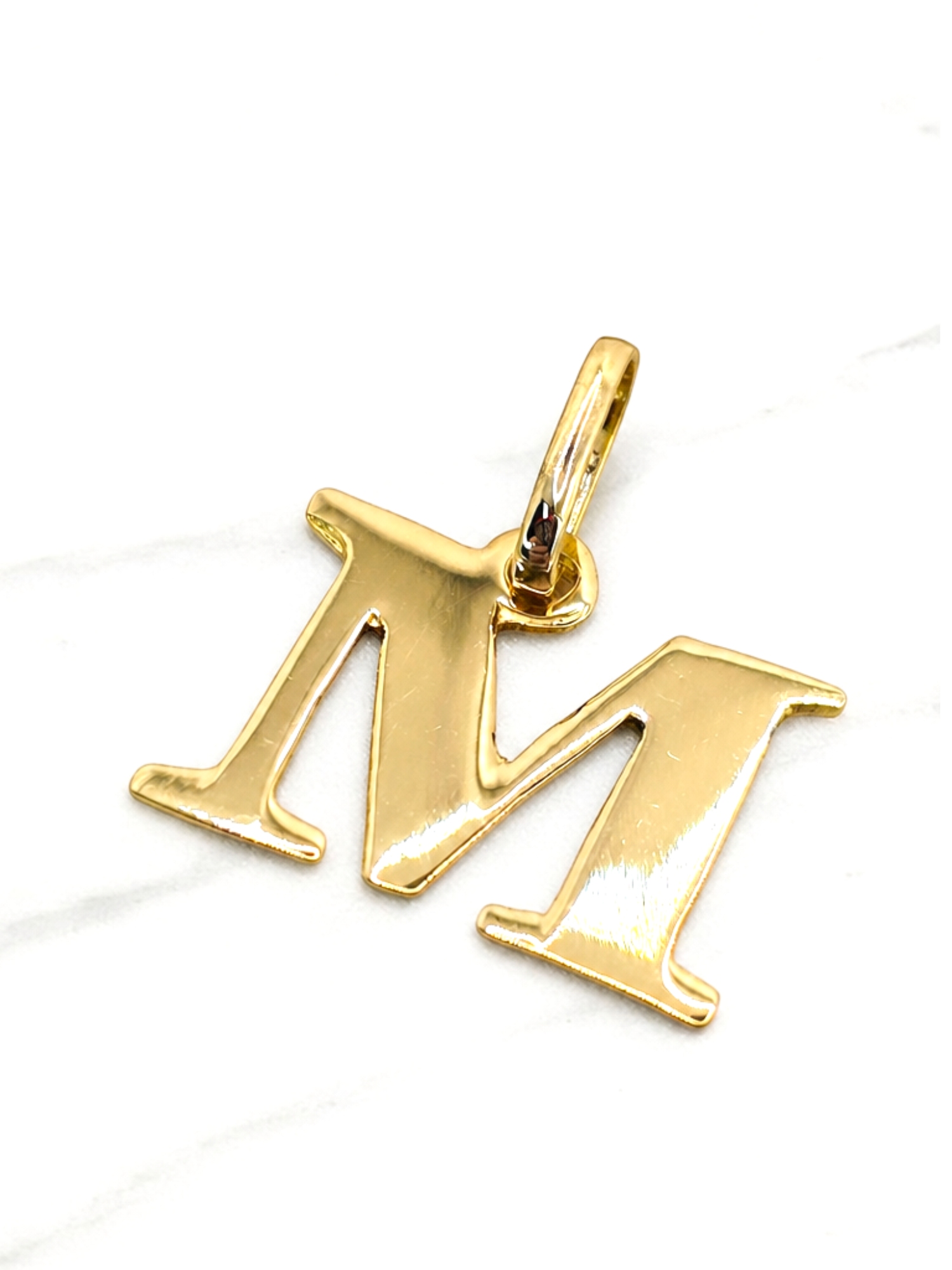 Colgante inicial 2 cm Oro 18k 12