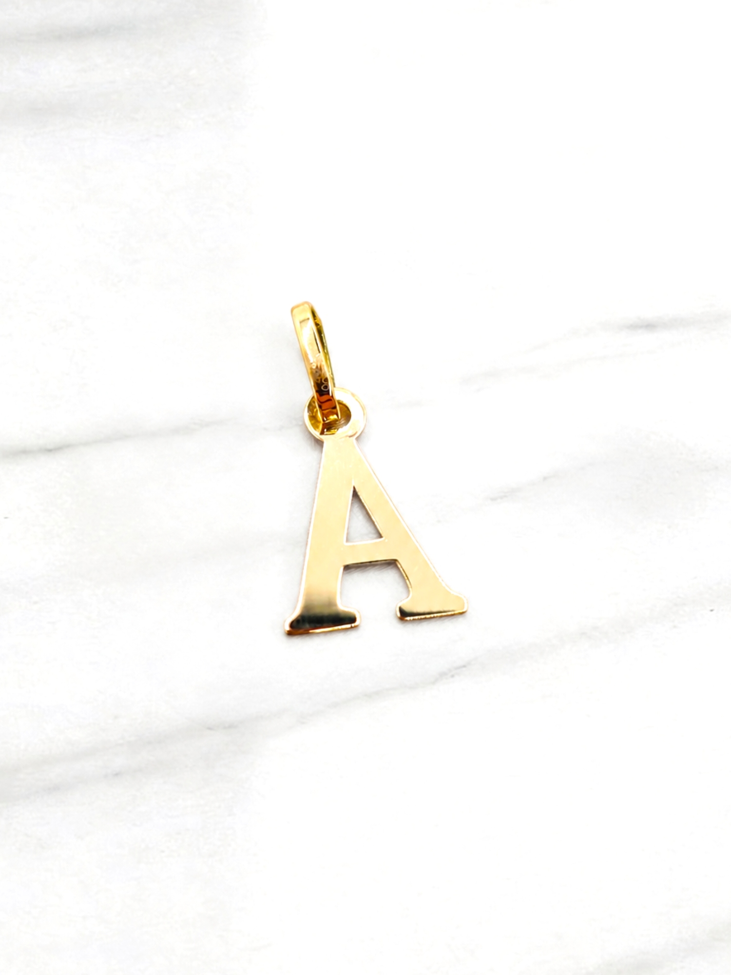 Colgante inicial 2 cm Oro 18k 15