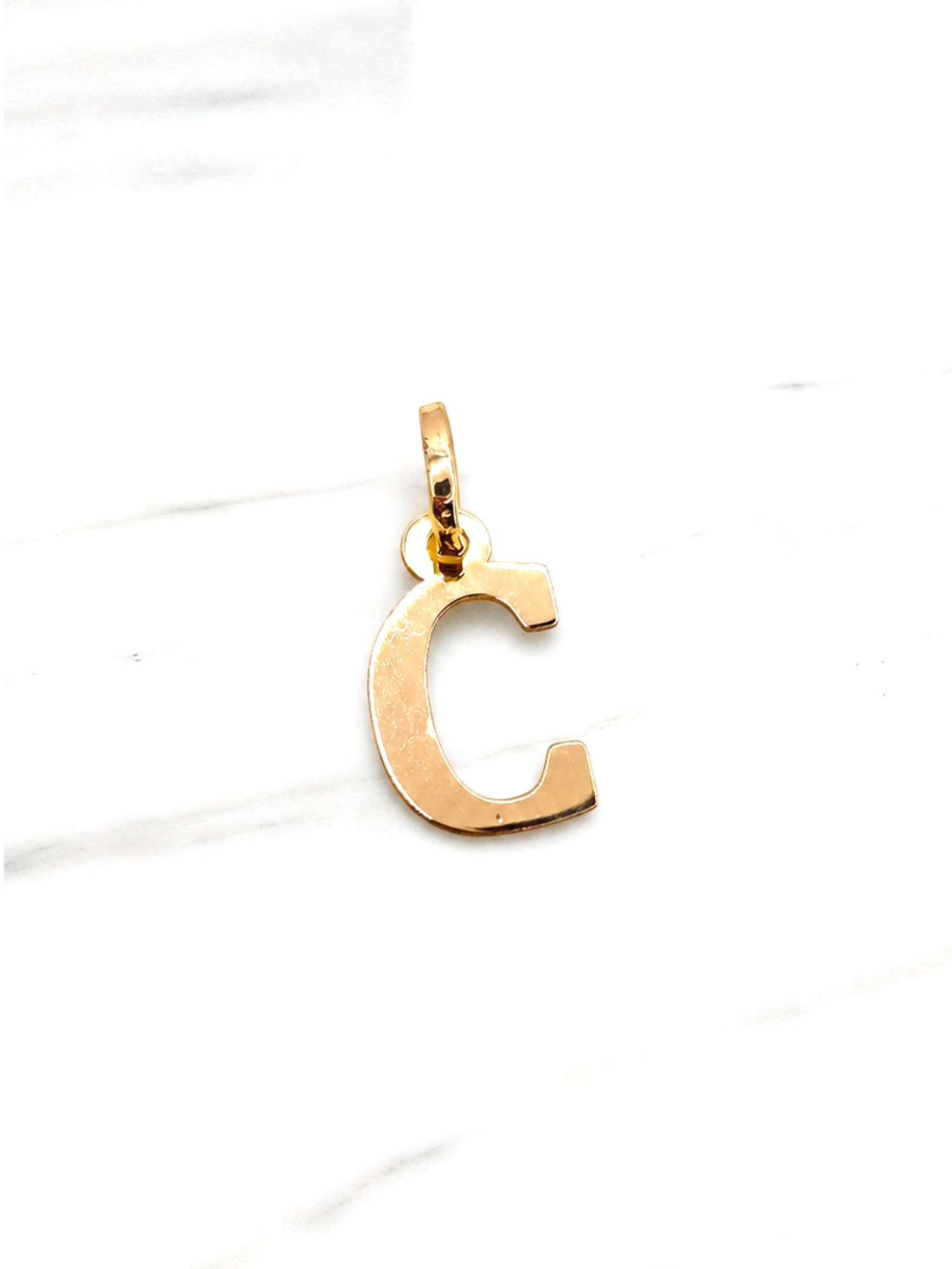 Colgante inicial 2 cm Oro 18k 17