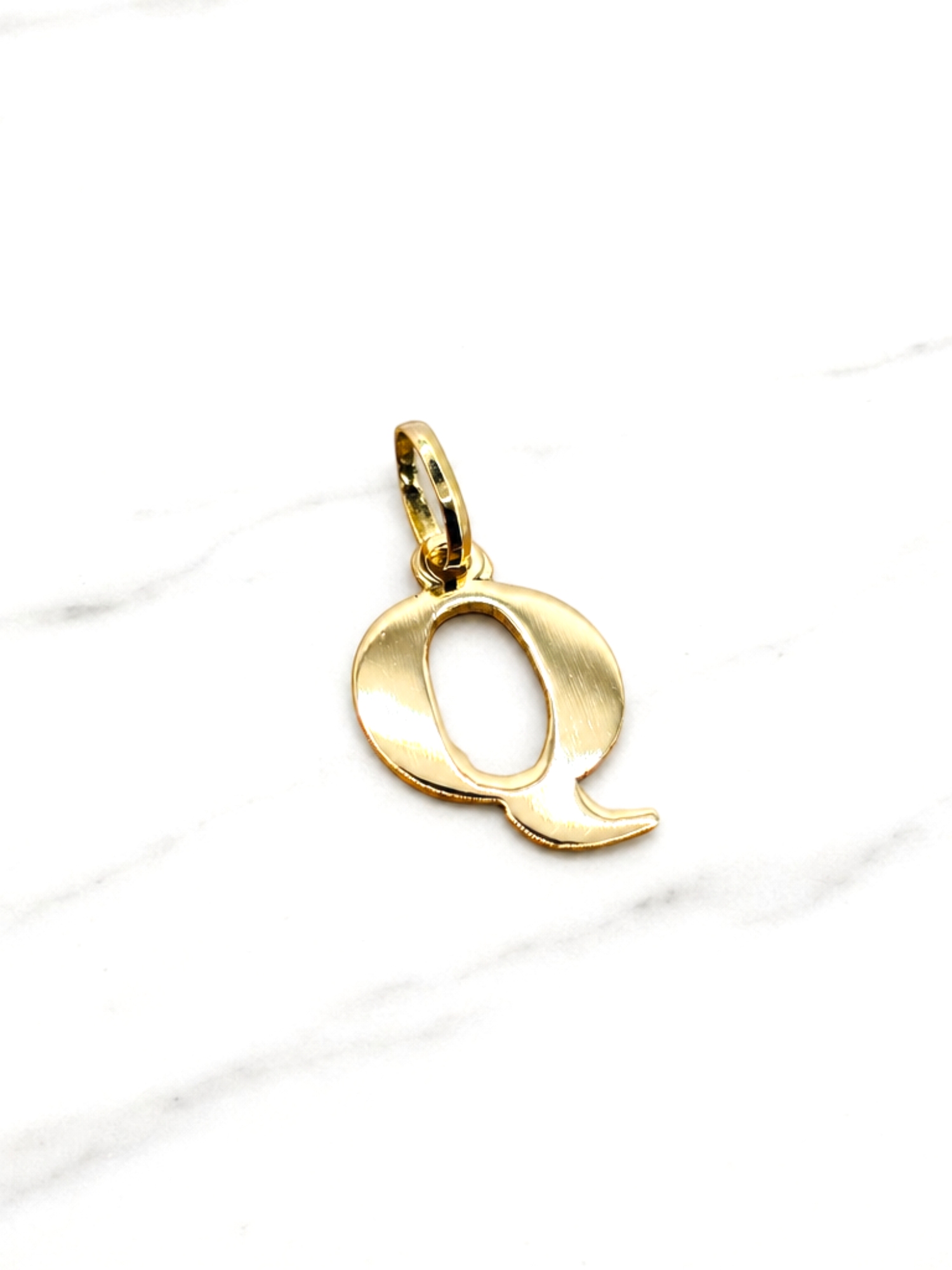 Colgante inicial 2 cm Oro 18k 19