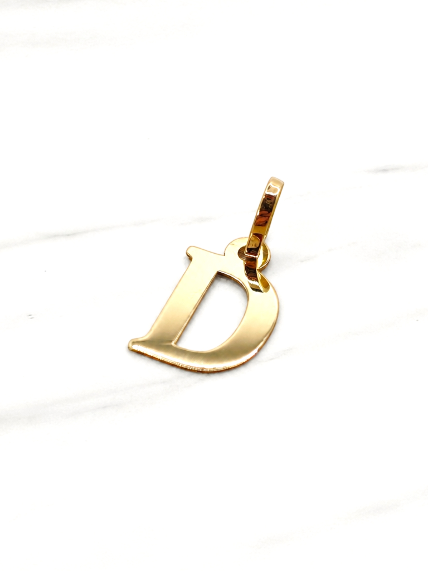 Colgante inicial 2 cm Oro 18k 23