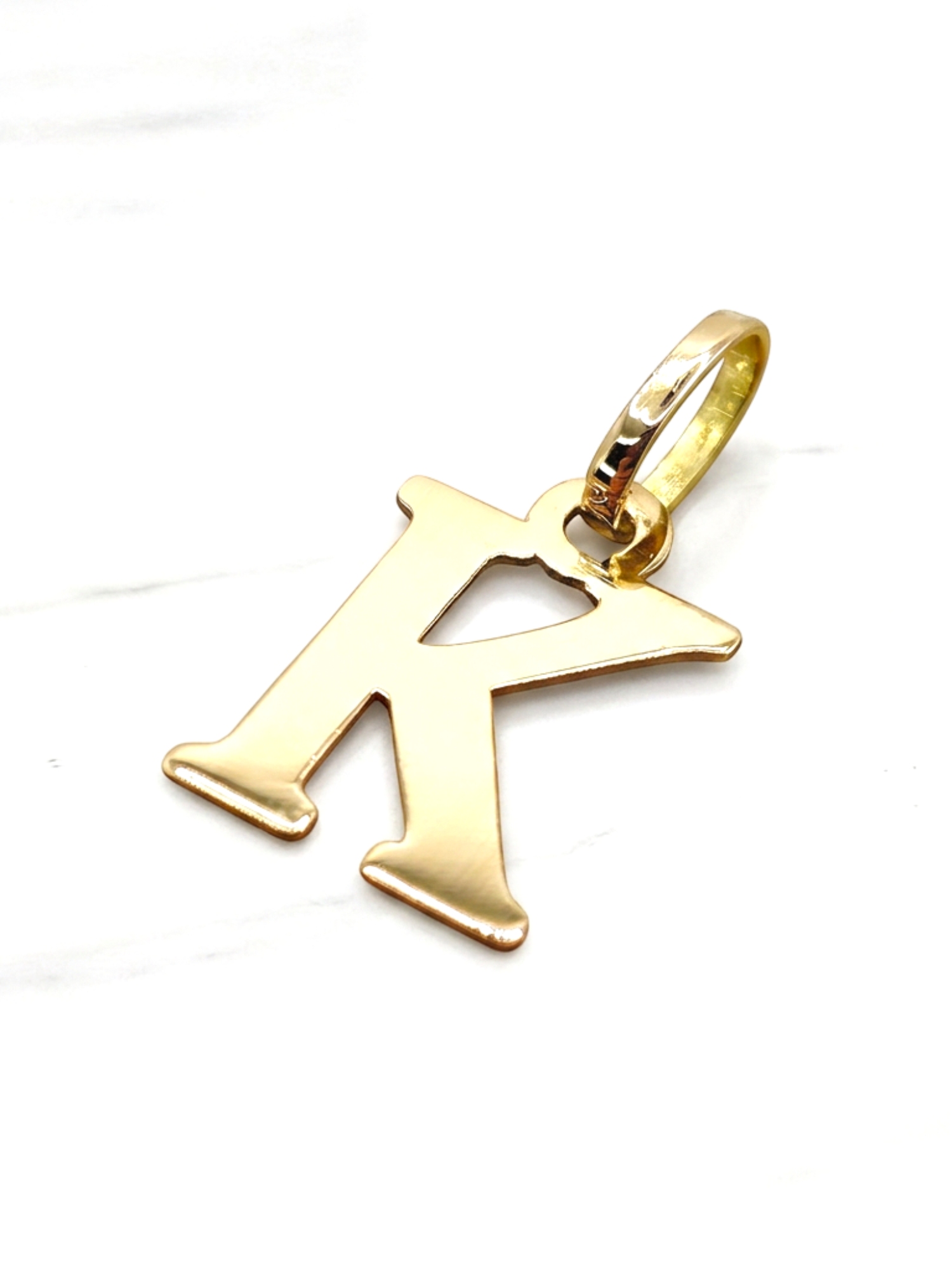 Colgante inicial 2 cm Oro 18k 26