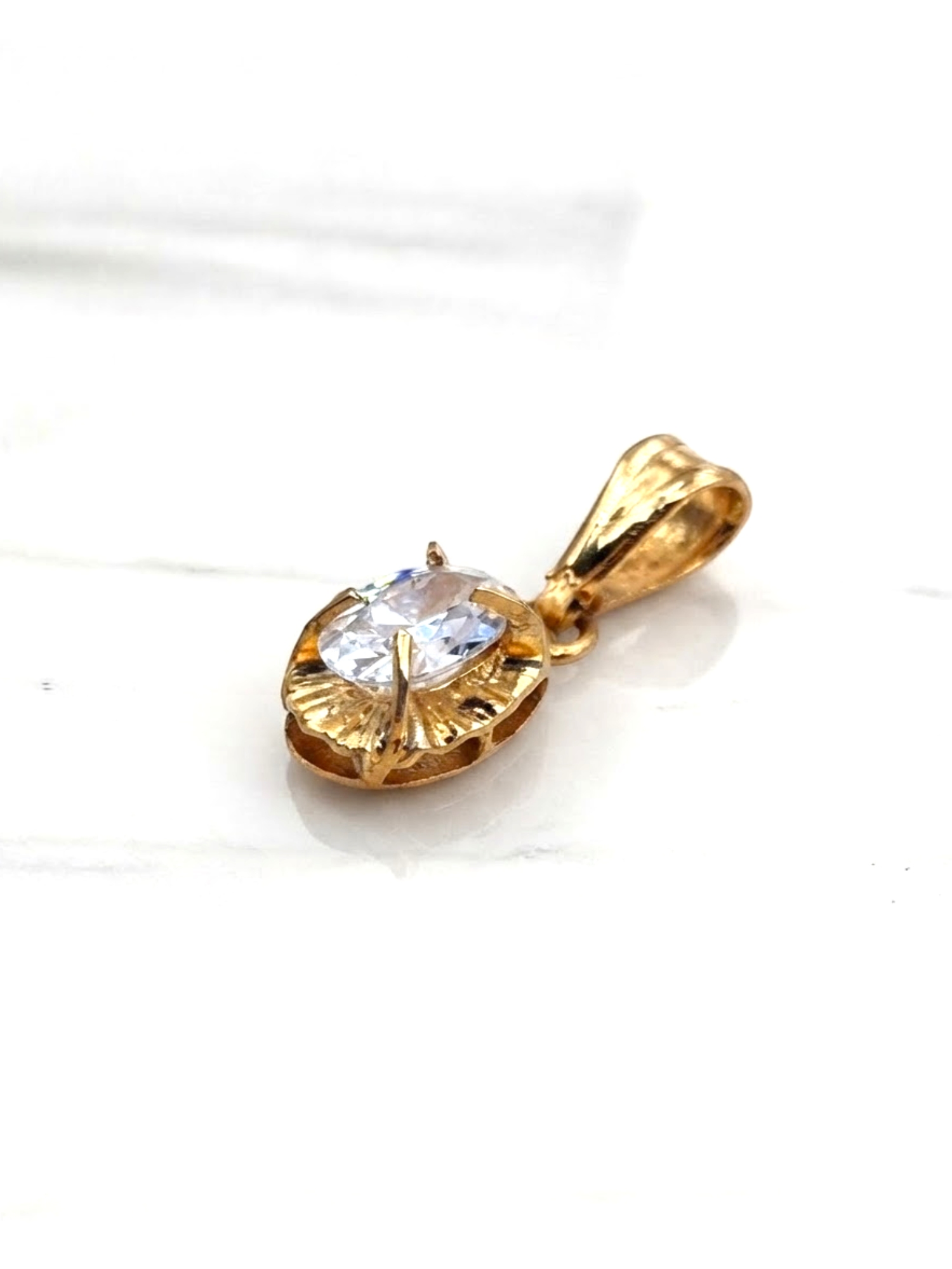 Colgante chatón ovalado circón Oro 18k 2