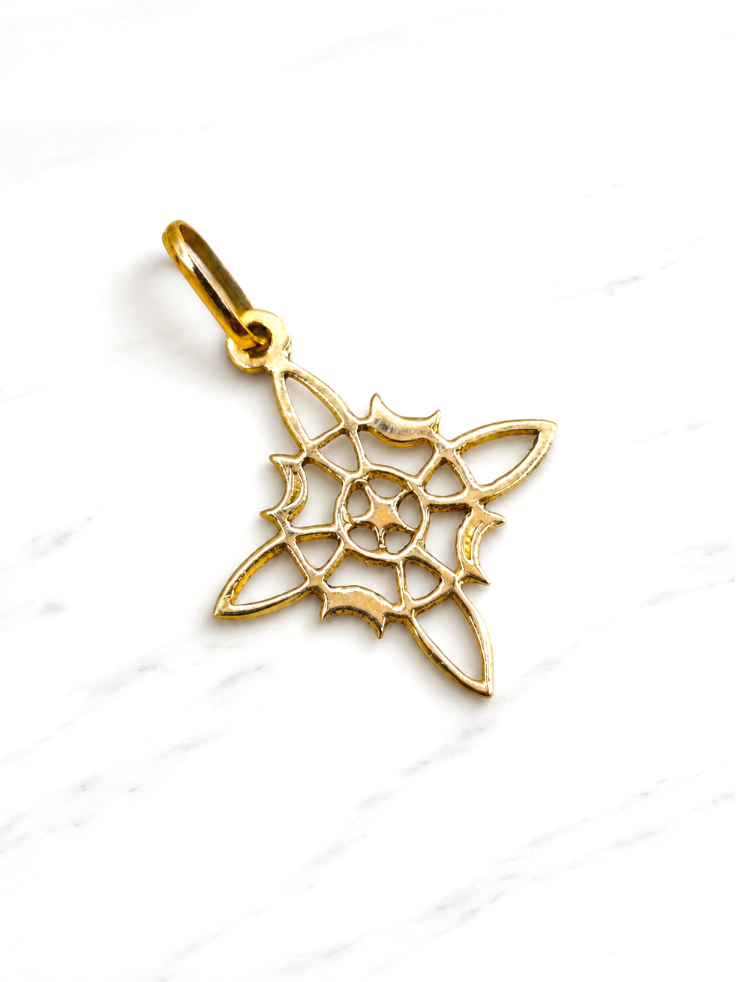 Colgante nudo de bruja silueta Oro 18k  3