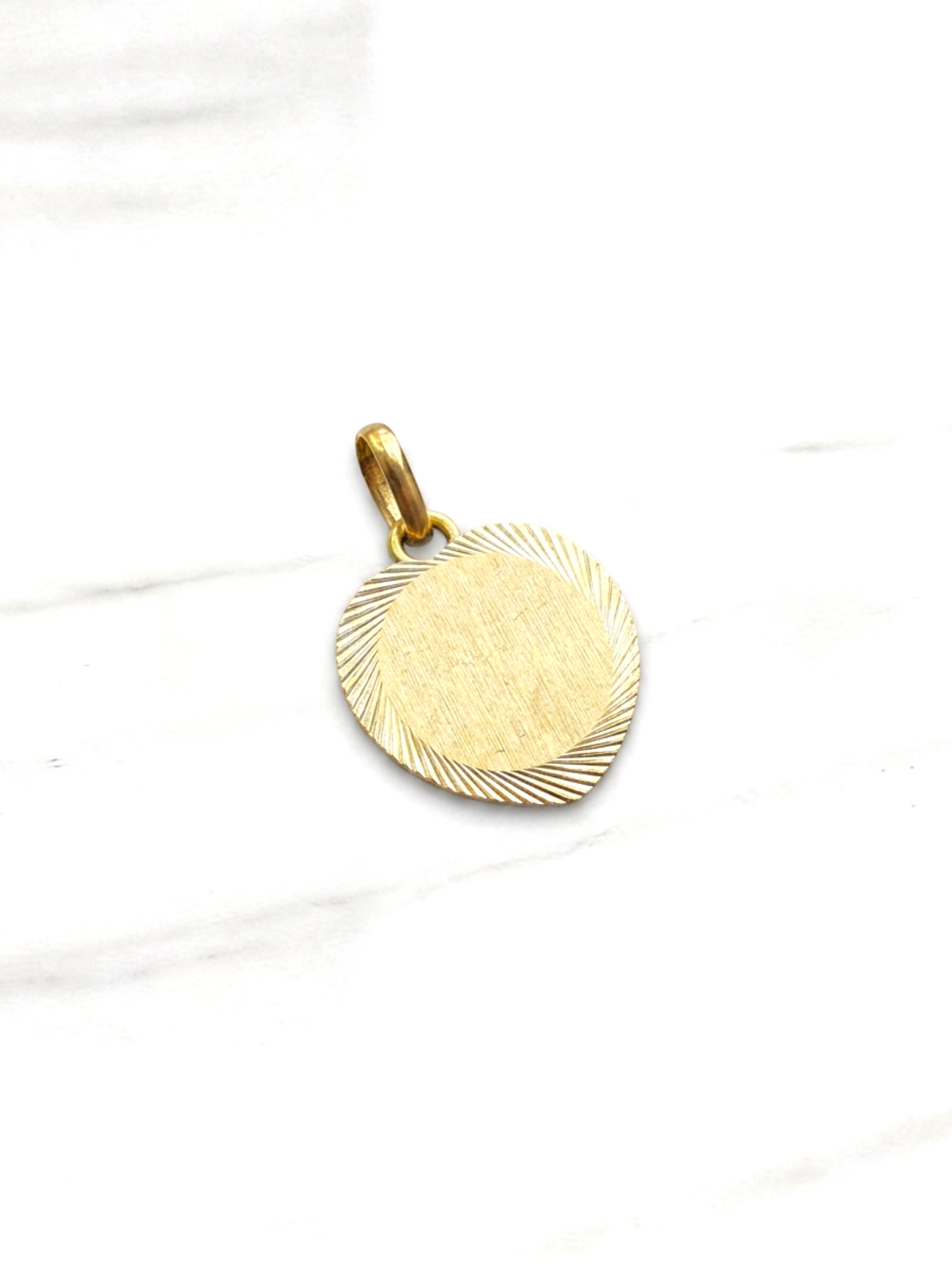 Colgante disco corazón tallado Oro 18k 3