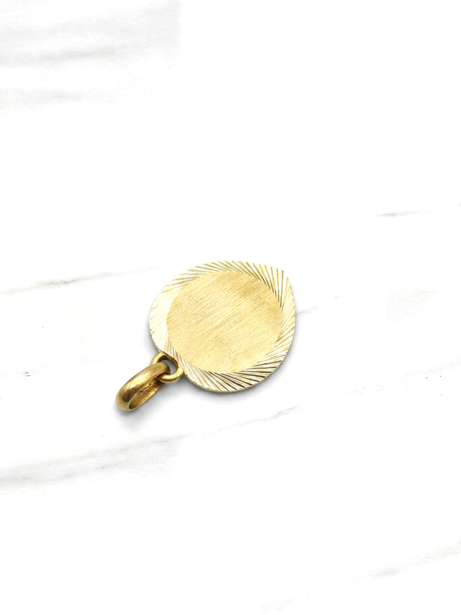 Colgante disco corazón tallado Oro 18k 4