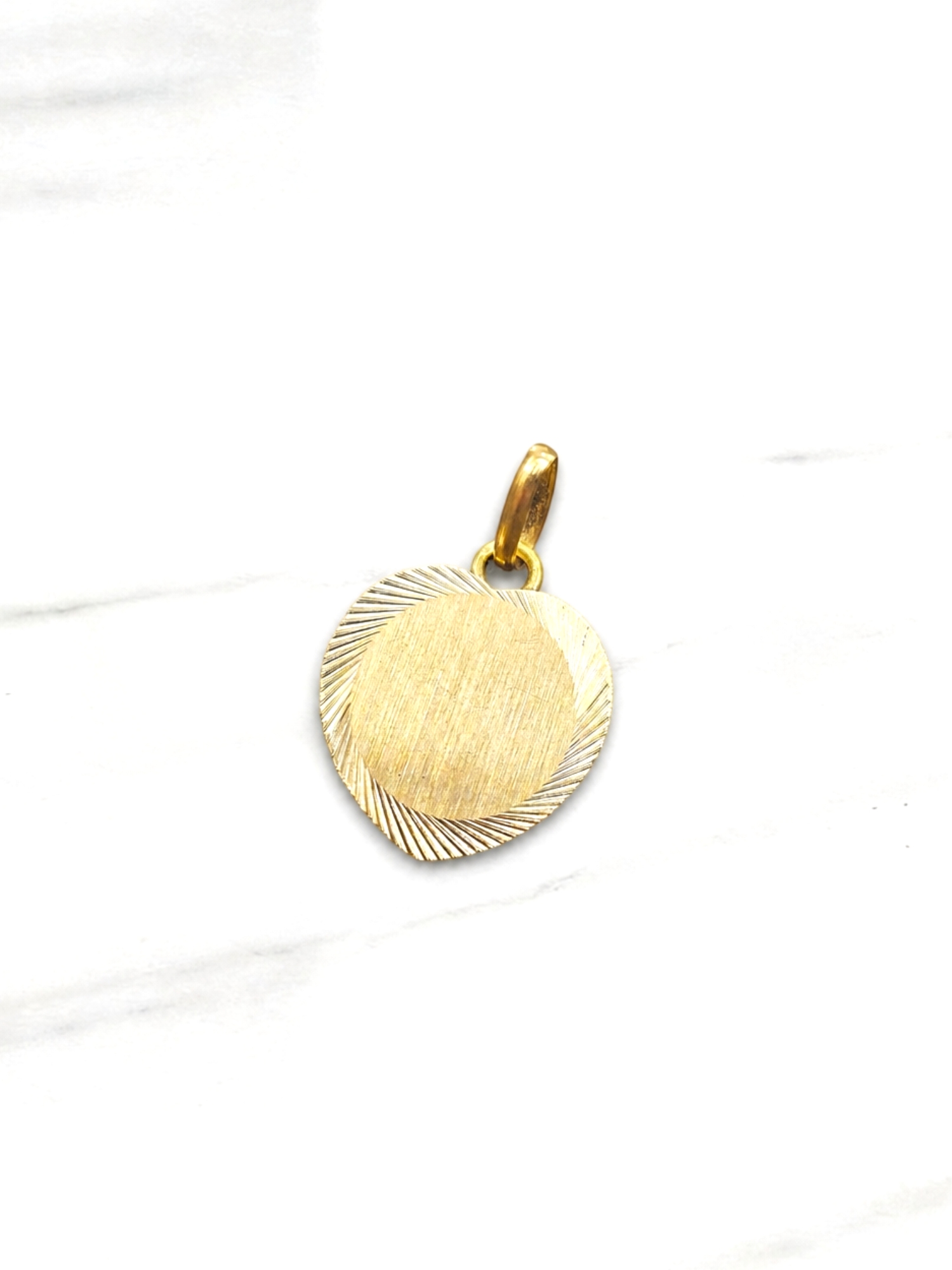 Colgante disco corazón tallado Oro 18k 5