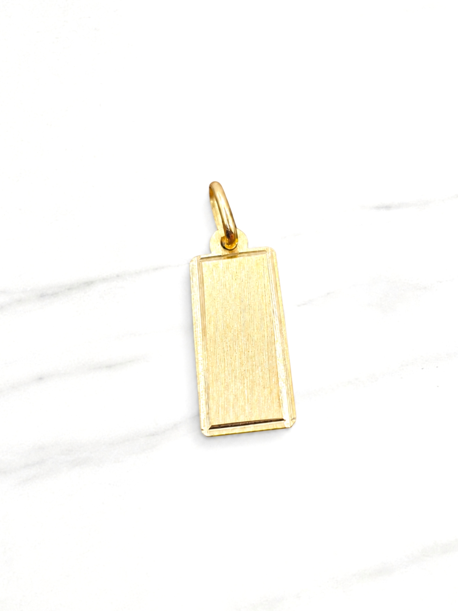 Colgante placa rectangular con bordes Oro 18k 1