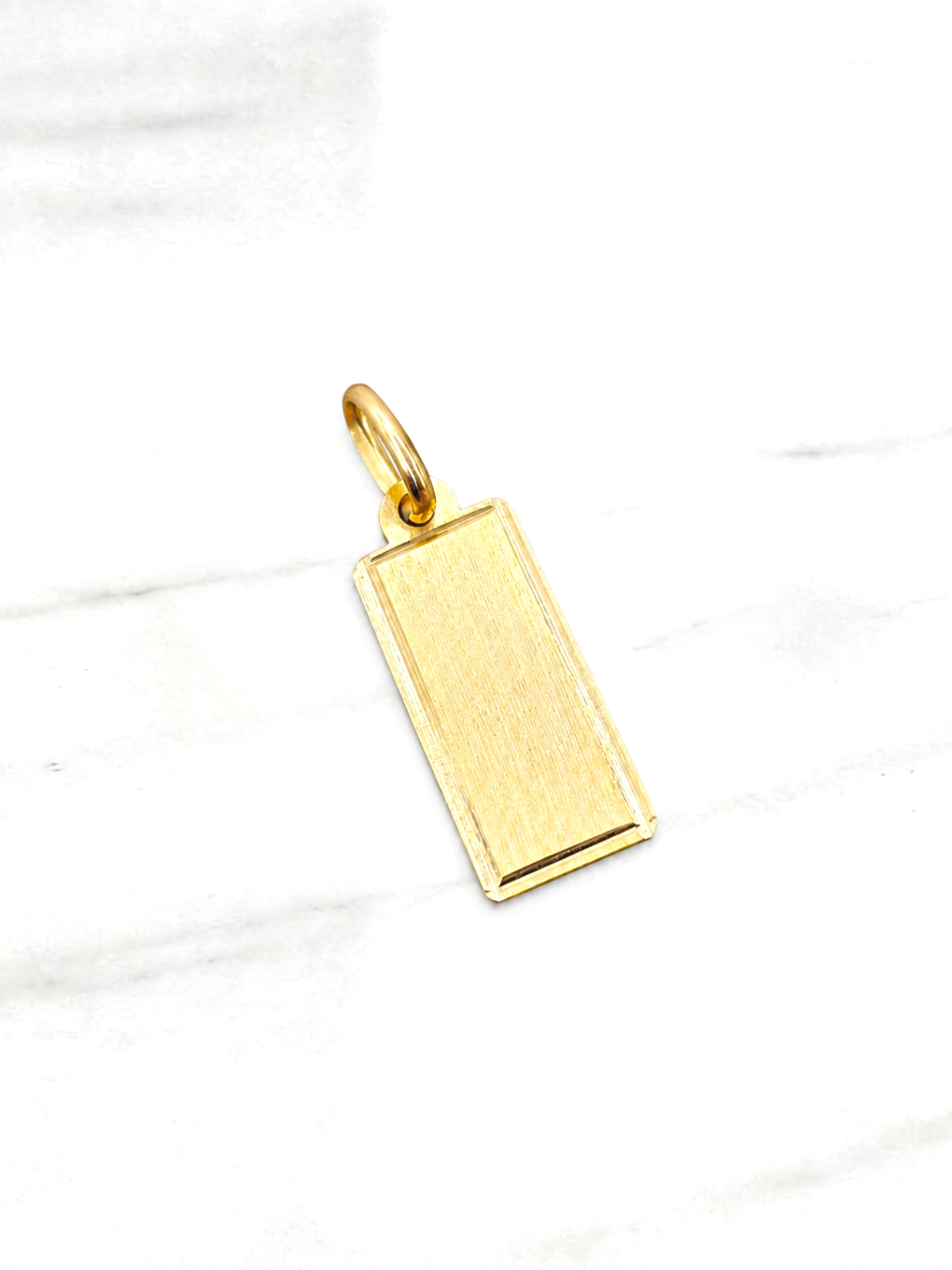Colgante placa rectangular con bordes Oro 18k 2