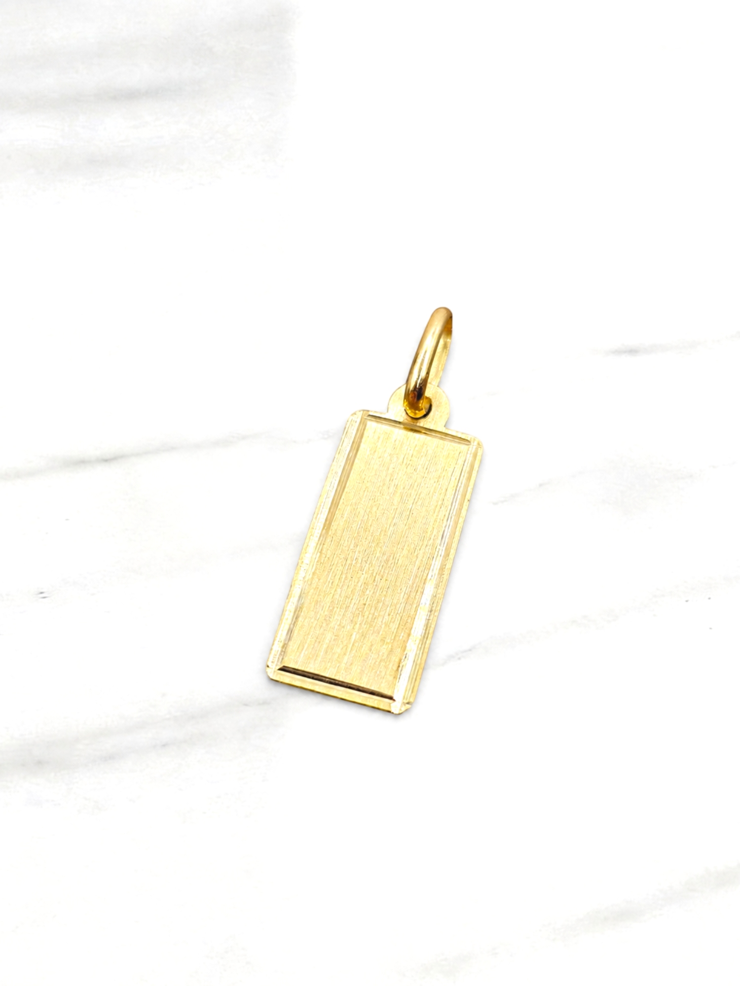 Colgante placa rectangular con bordes Oro 18k 3